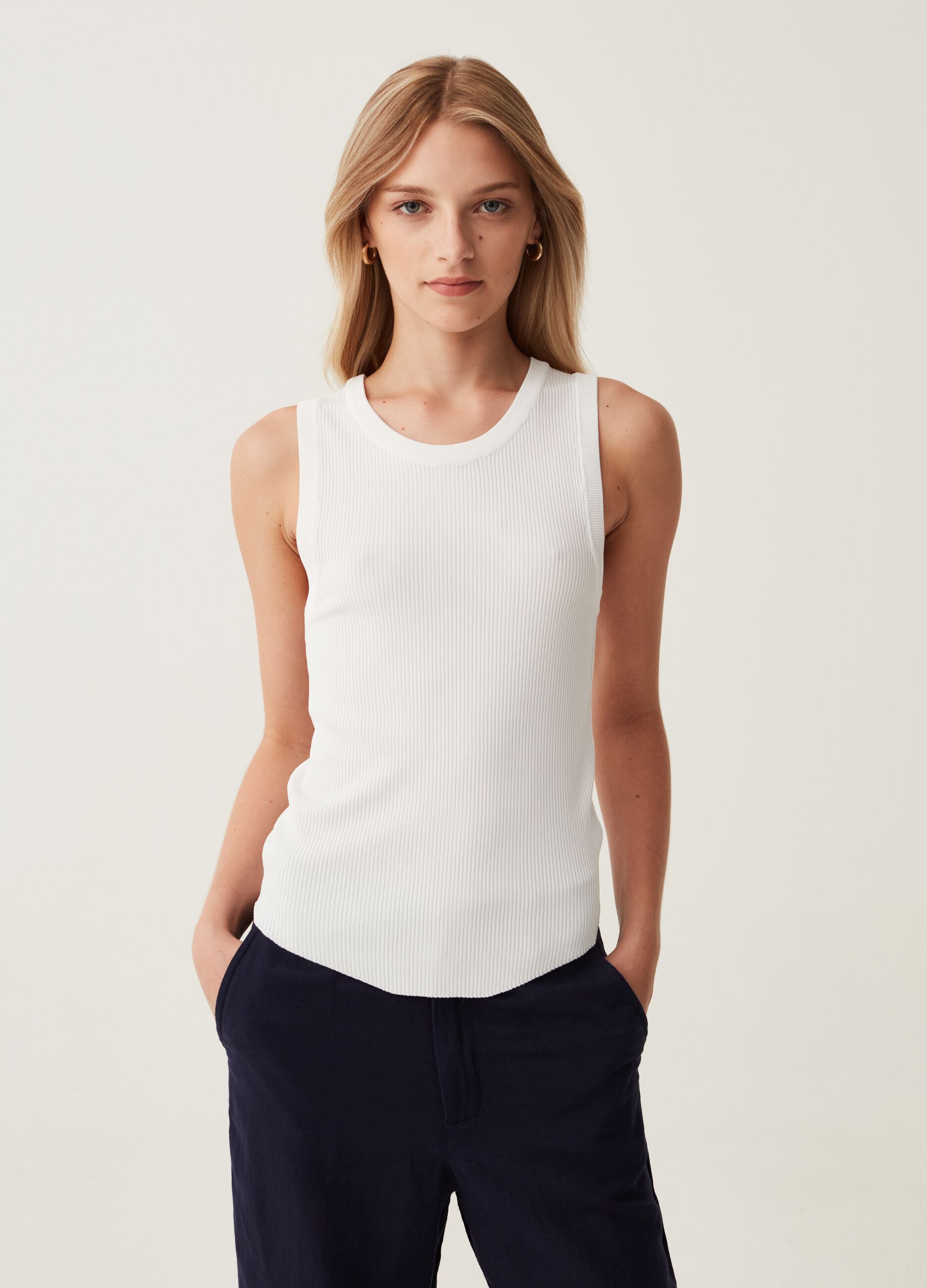 Ribbed tank top with round neckline