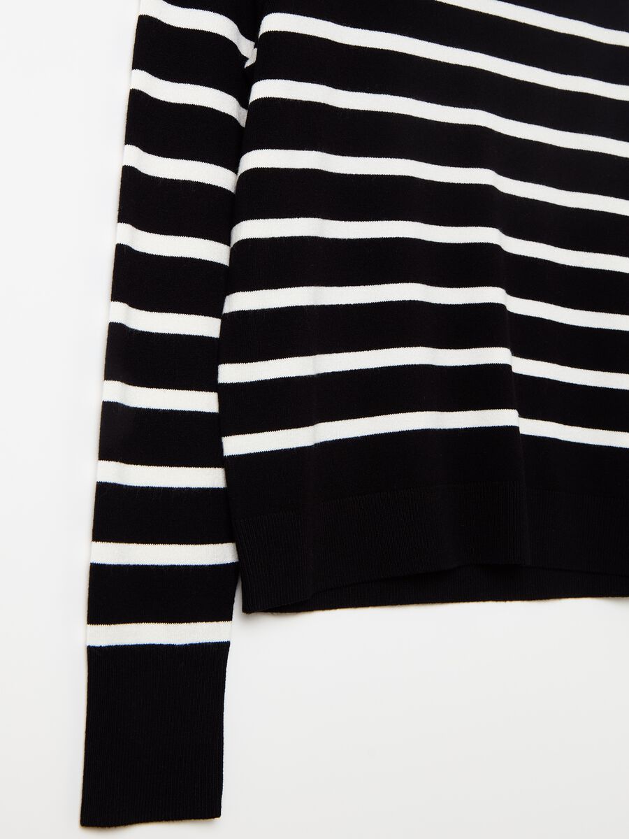 Long-sleeved striped knit shirt_5