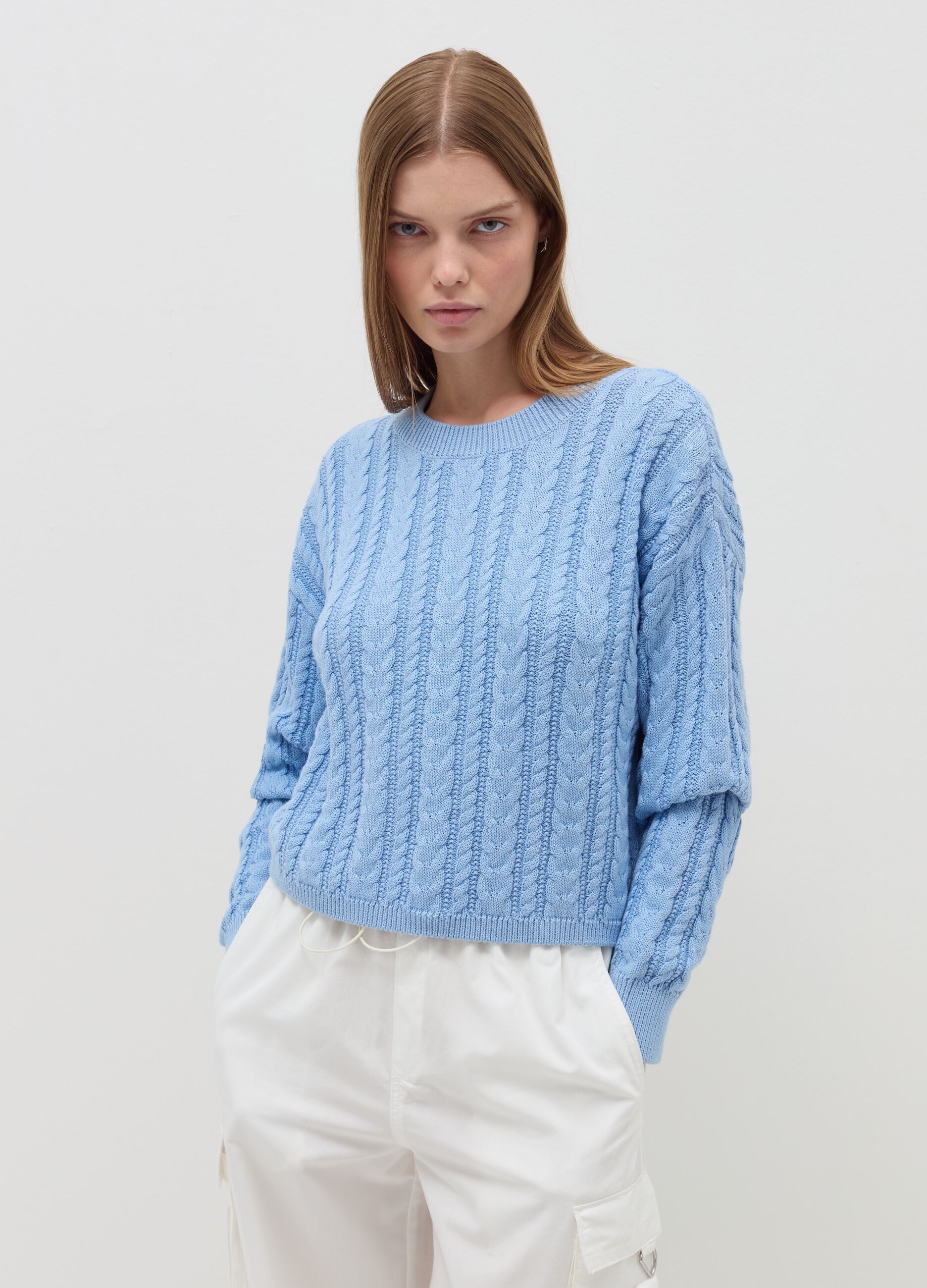 Cropped pullover with cable-knit design