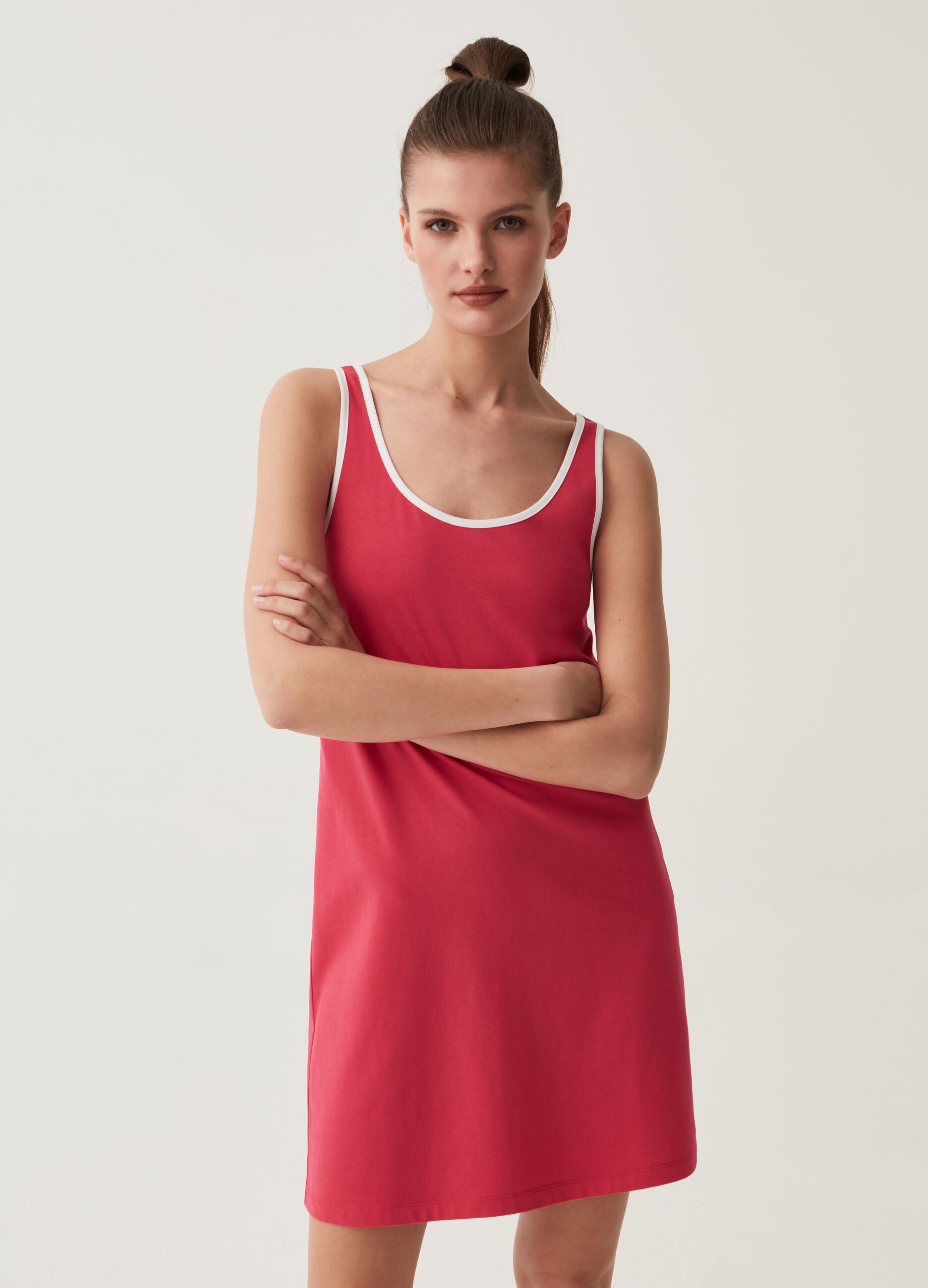 Sleeveless dress with contrasting colour trims