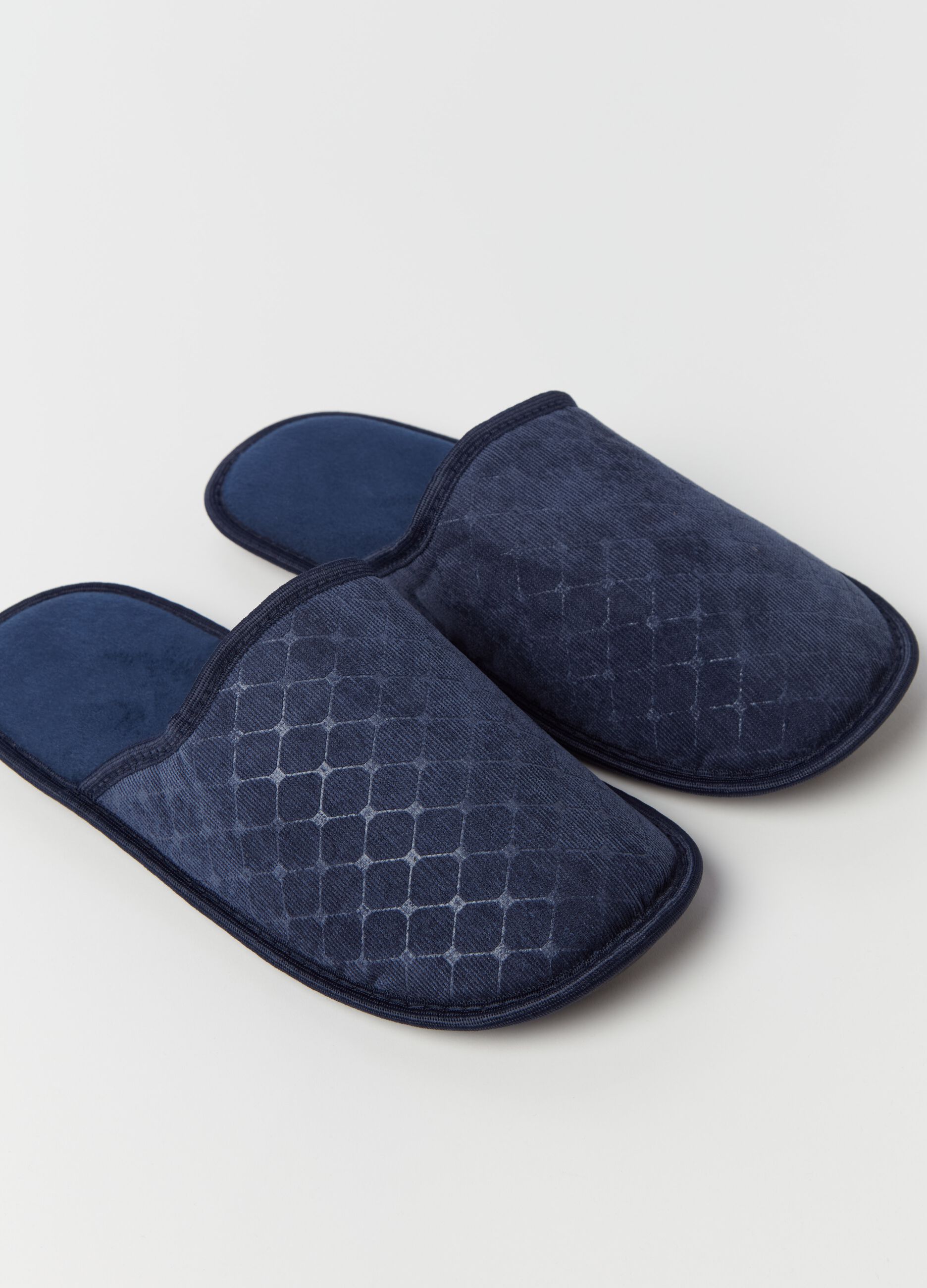 Slippers with diamond weave