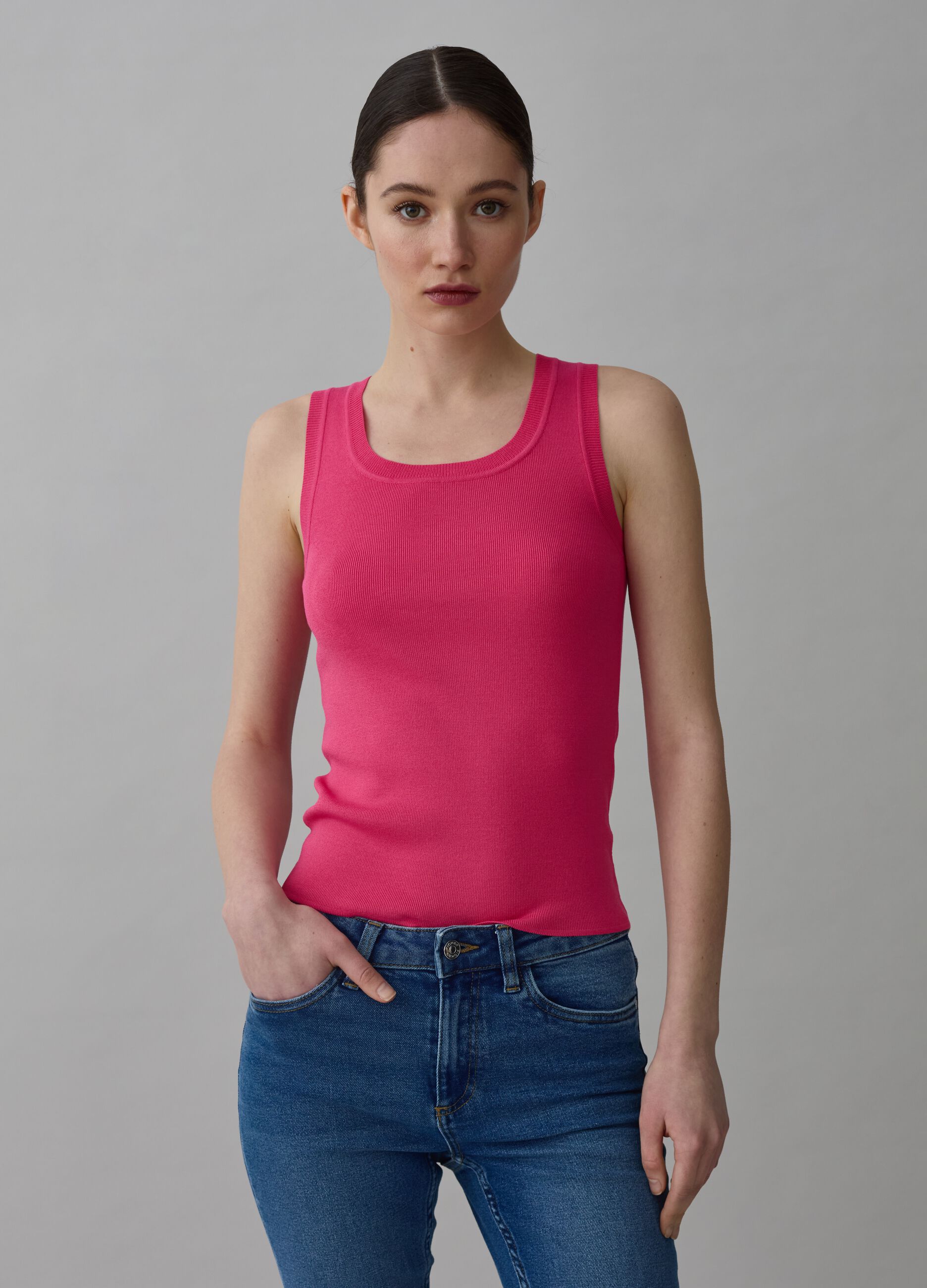 Ribbed tank top with round neckline