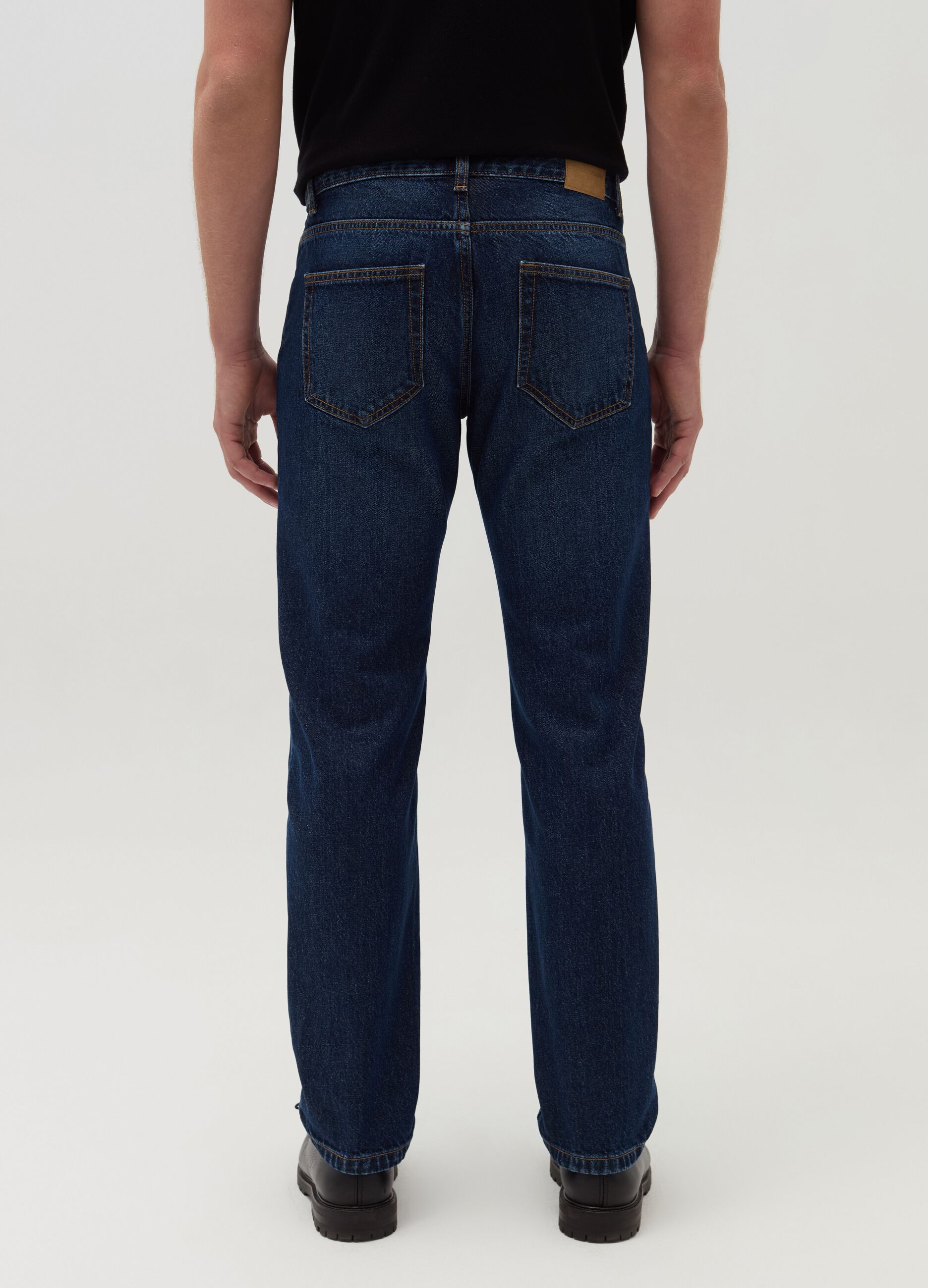 Regular fit jeans with discolouring