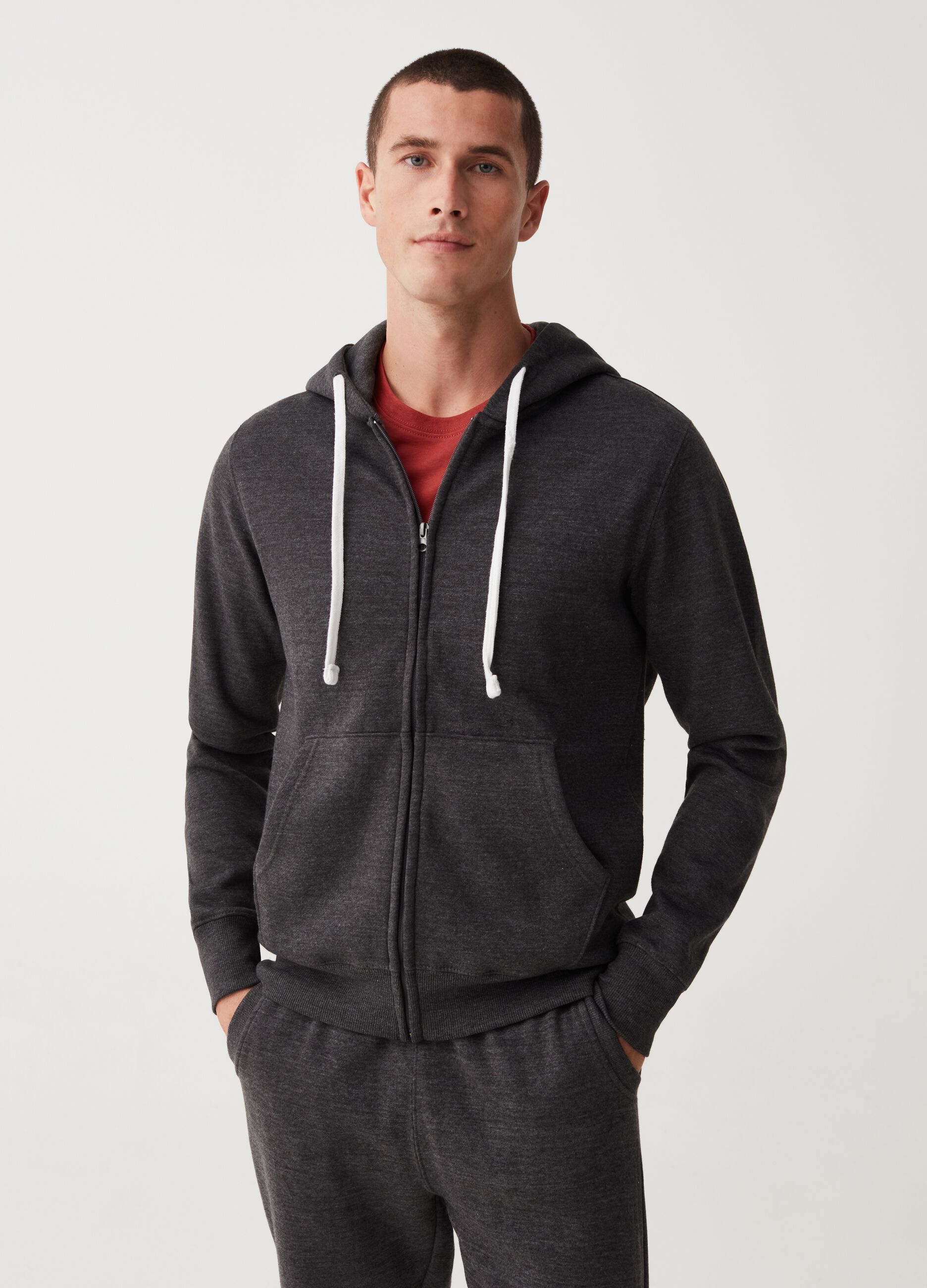 Hooded sweatshirt with zip closure