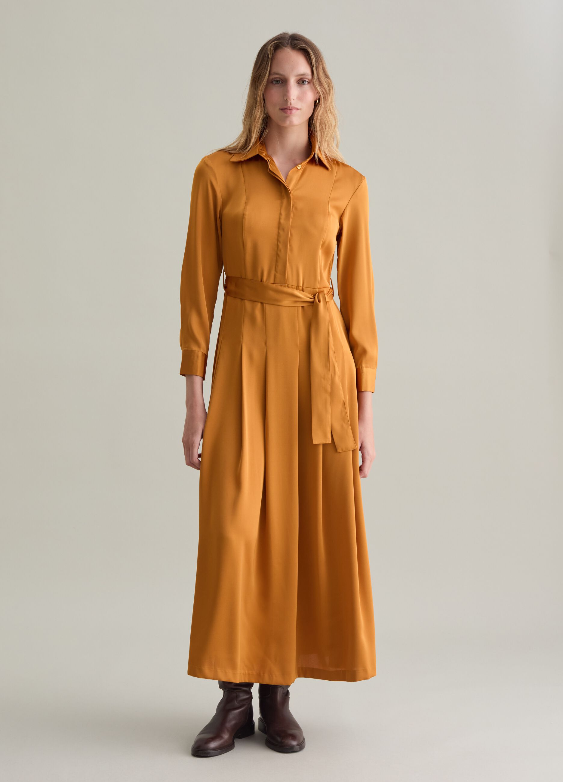 Long shirt dress in satin with belt