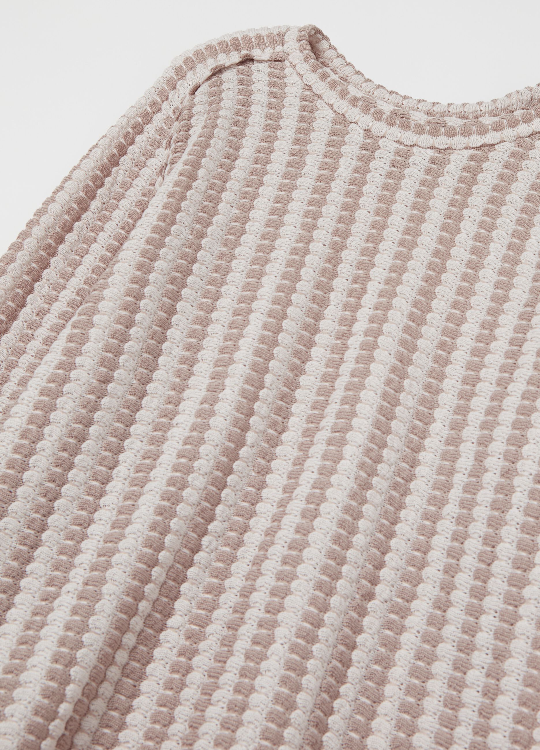 Knitted T-shirt with two-tone weave