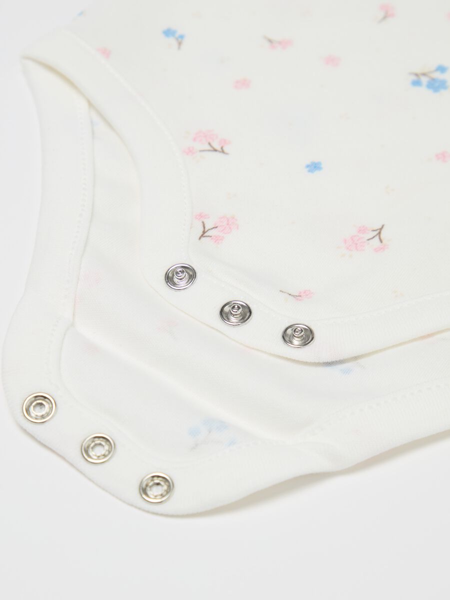 Three-pack bodysuits in organic cotton with small flowers print_2