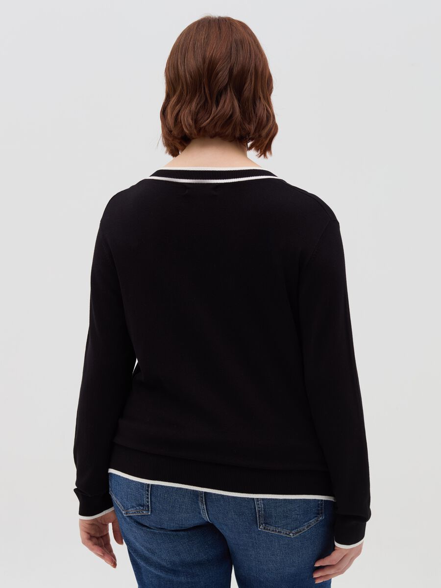 Curvy pullover with contrasting edging_3