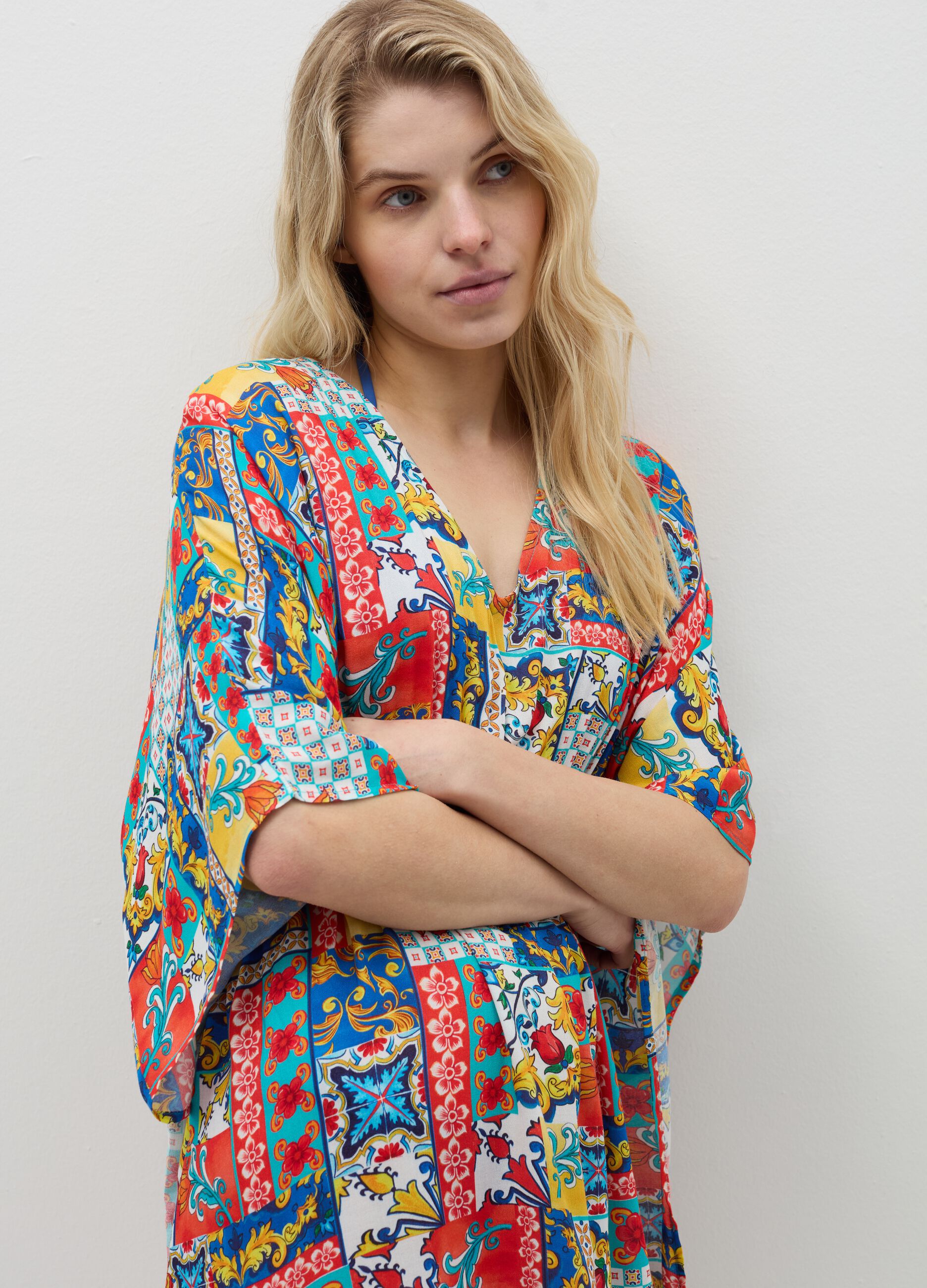Beach cover-up poncho with majolica print