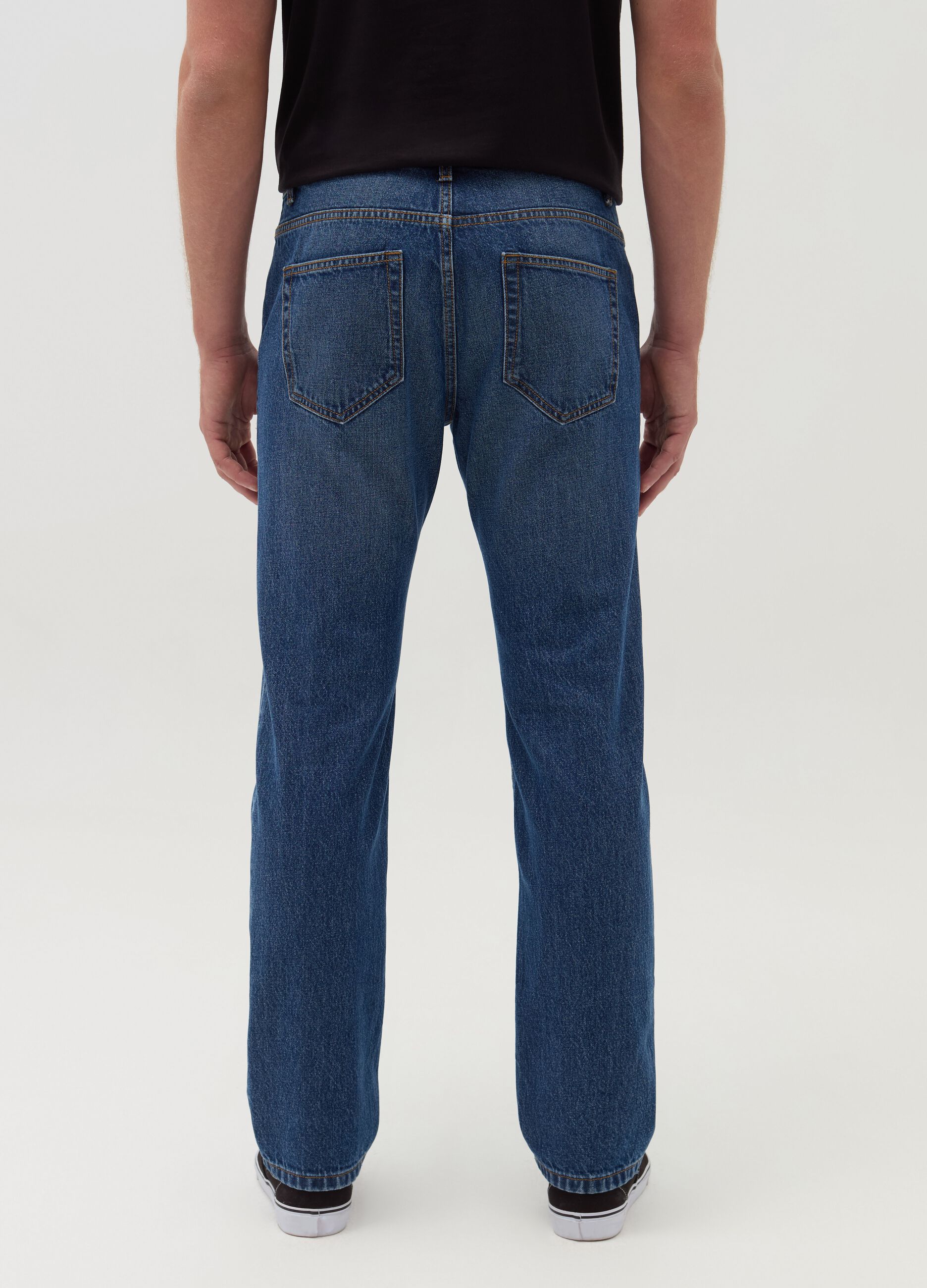 Regular fit jeans with discolouring