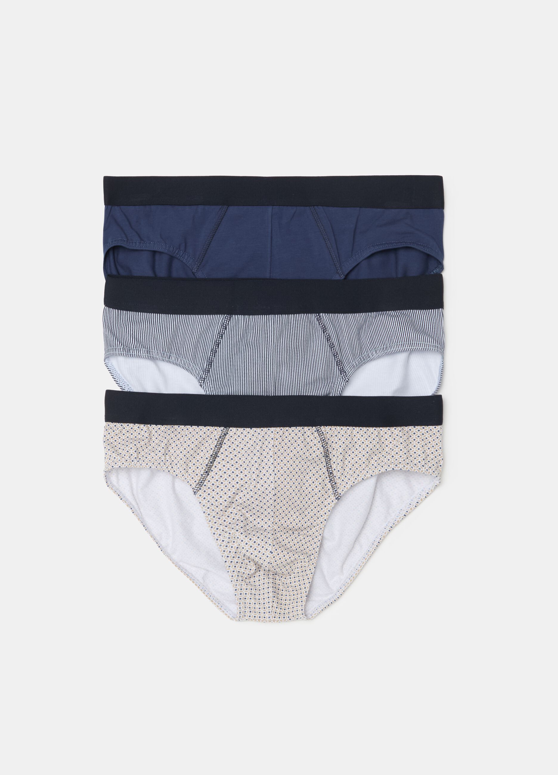 Three-pack briefs with external elastic and pattern