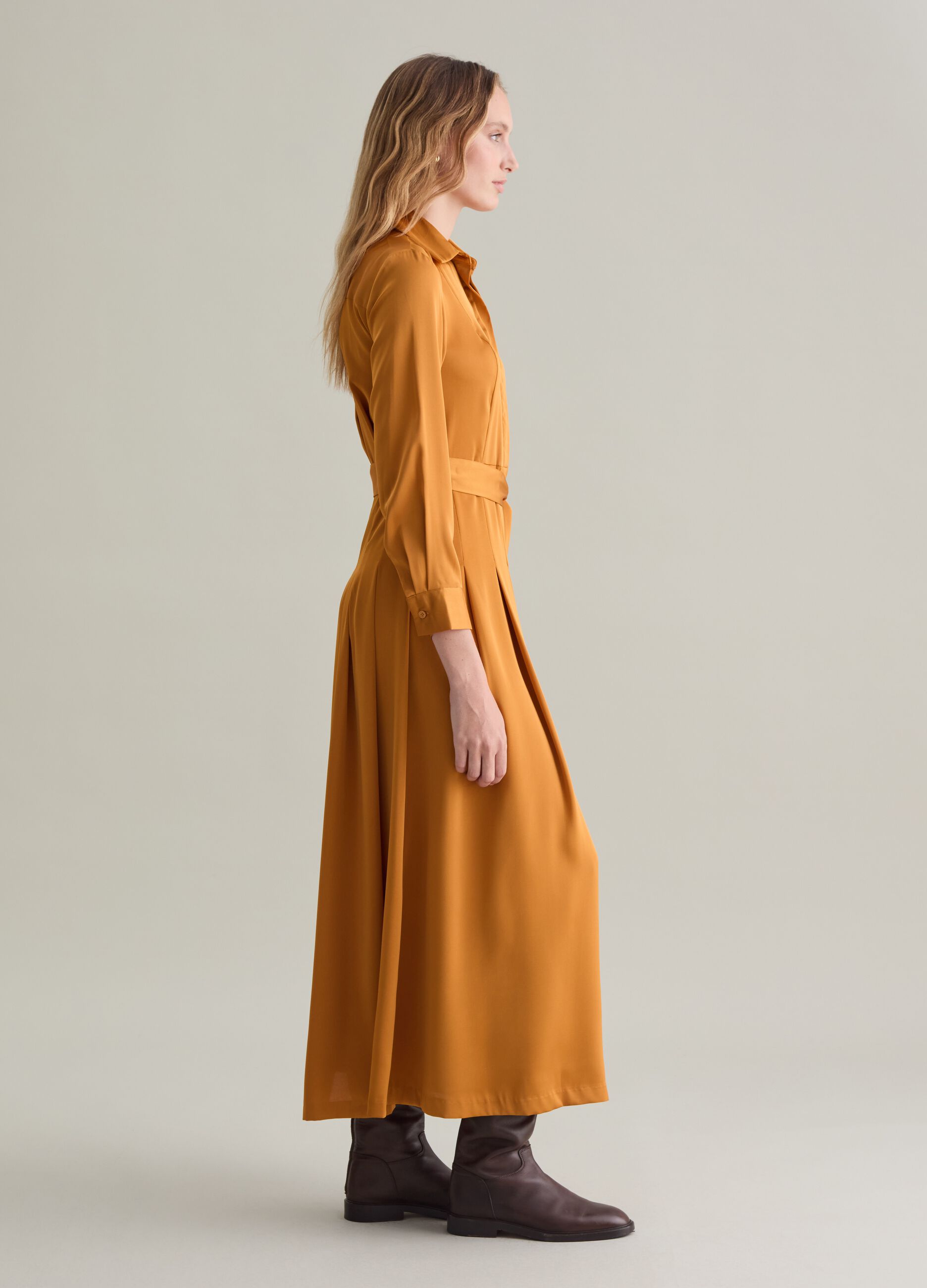 Long shirt dress in satin with belt