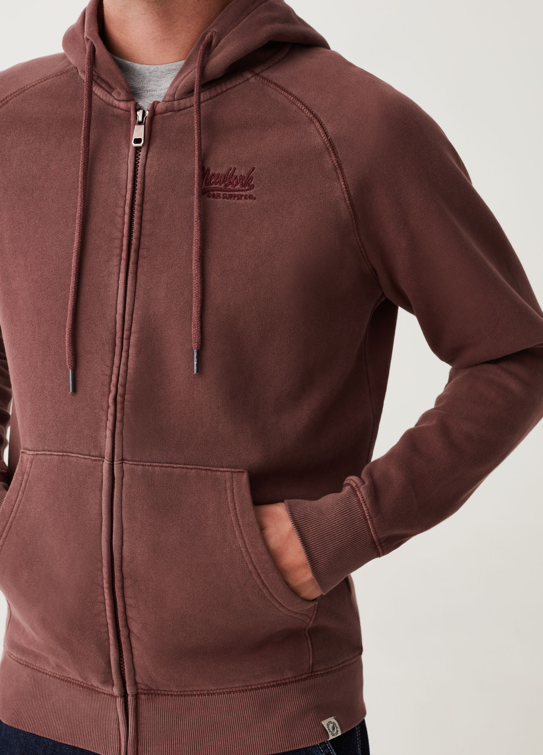 Full-zip con cappuccio e ricamo logo