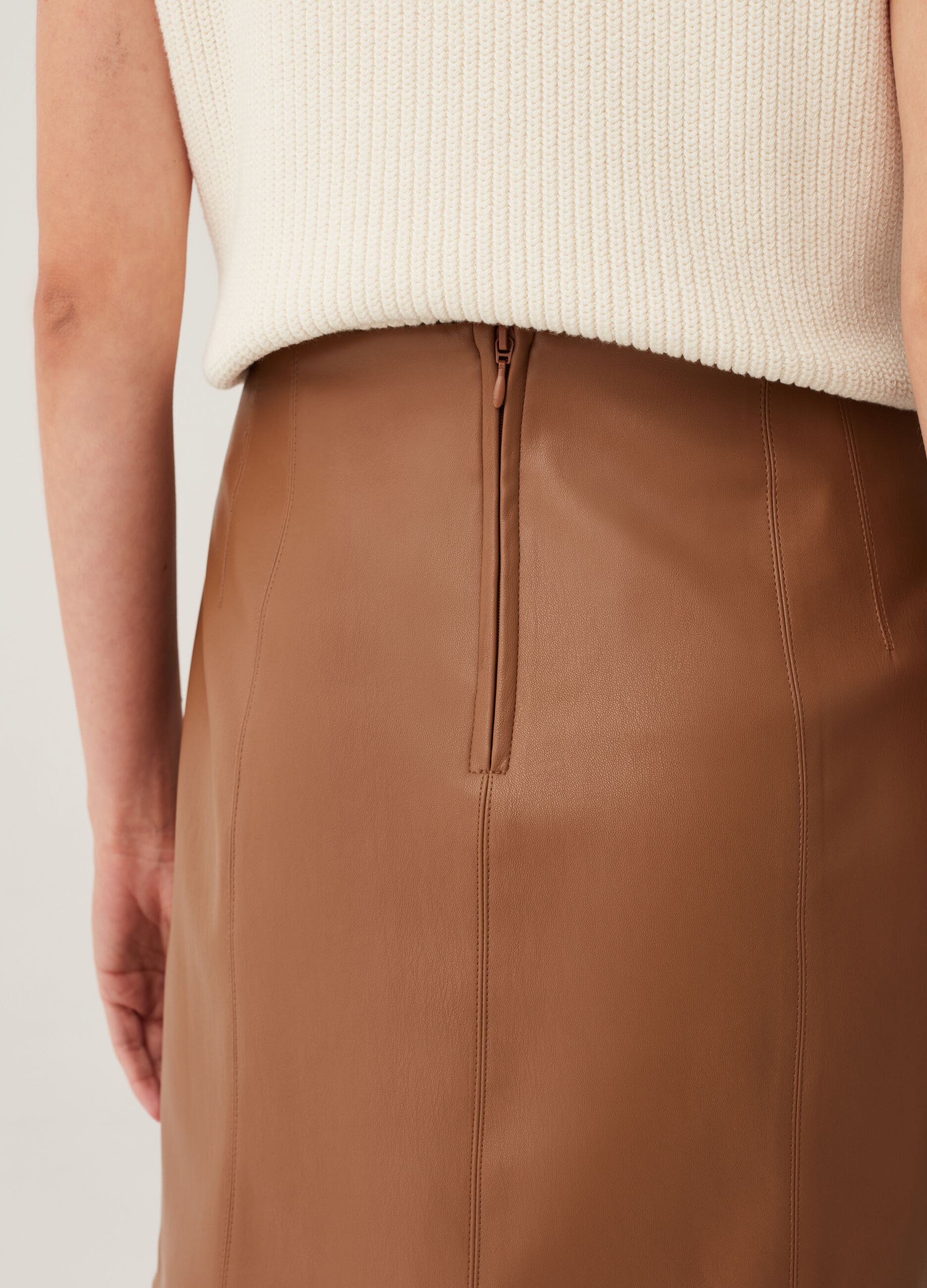 Shiny effect short pencil skirt