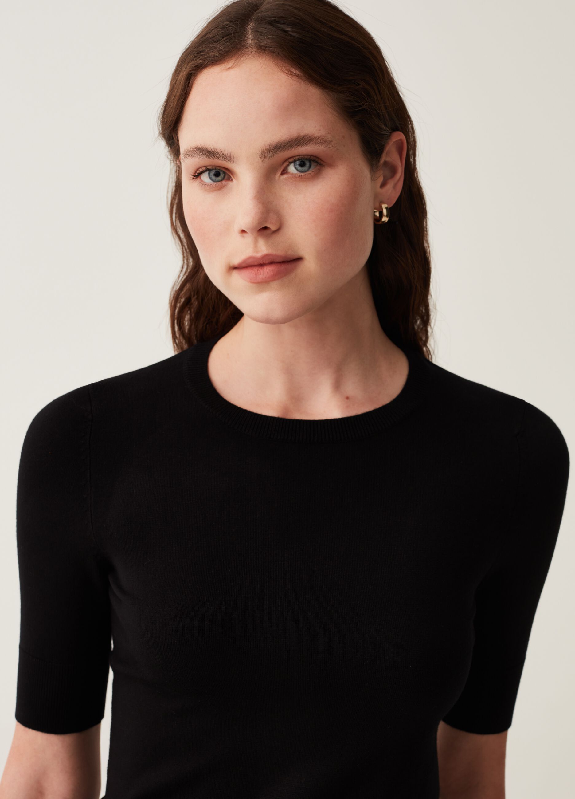 Short-sleeved top with round neck