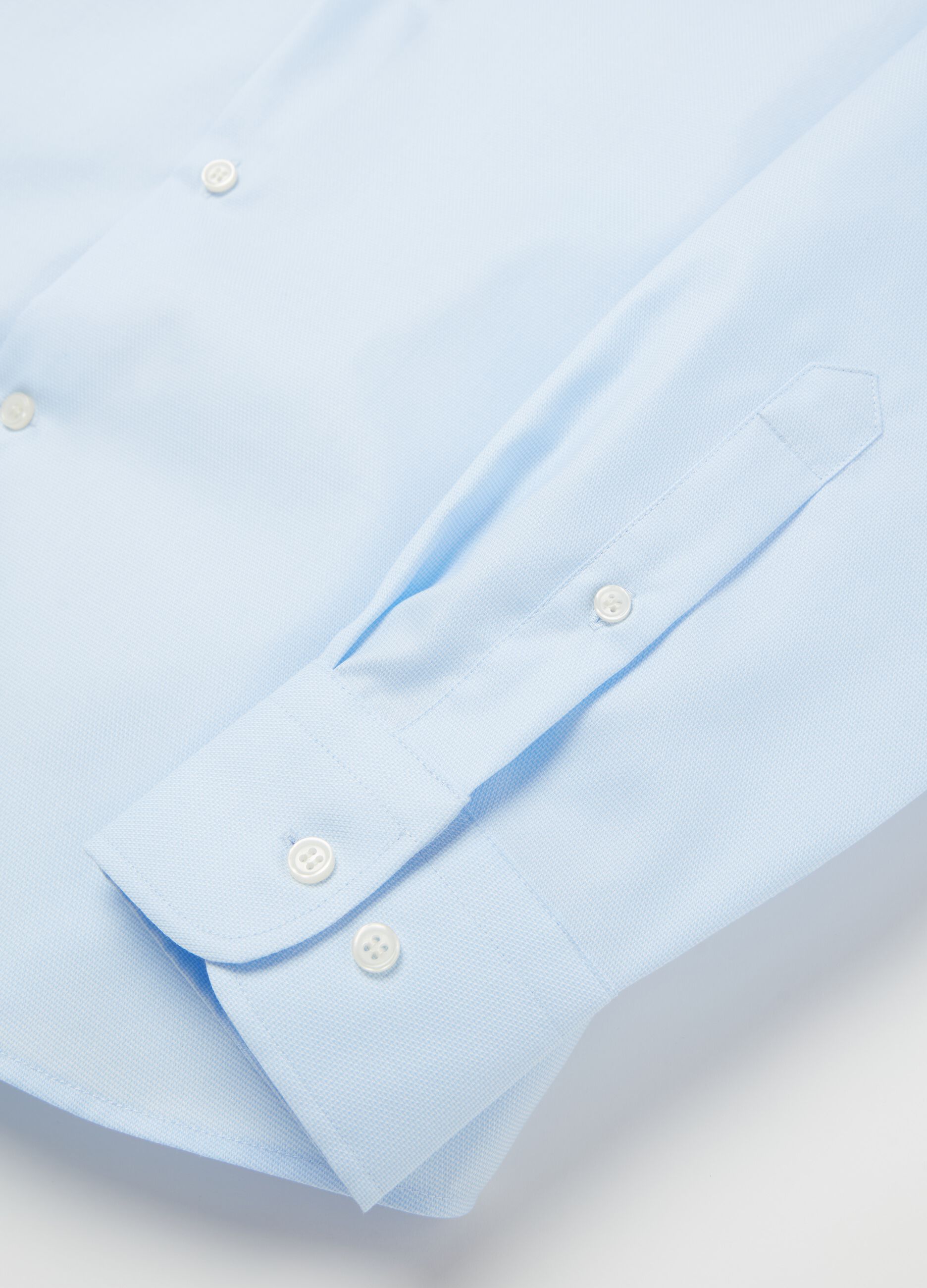 Slim-fit shirt with cut-away collar