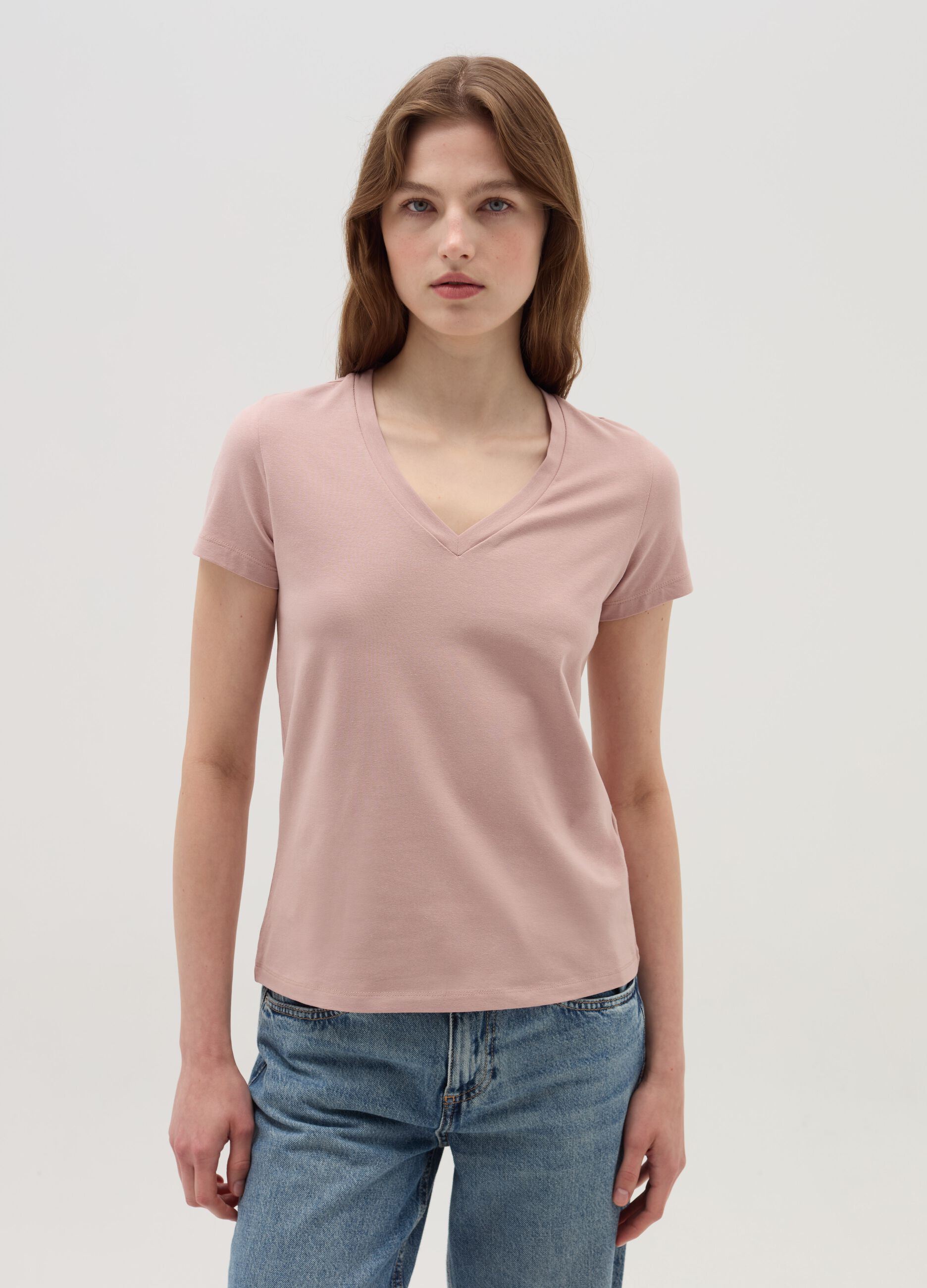 Solid colour T-shirt with V neck