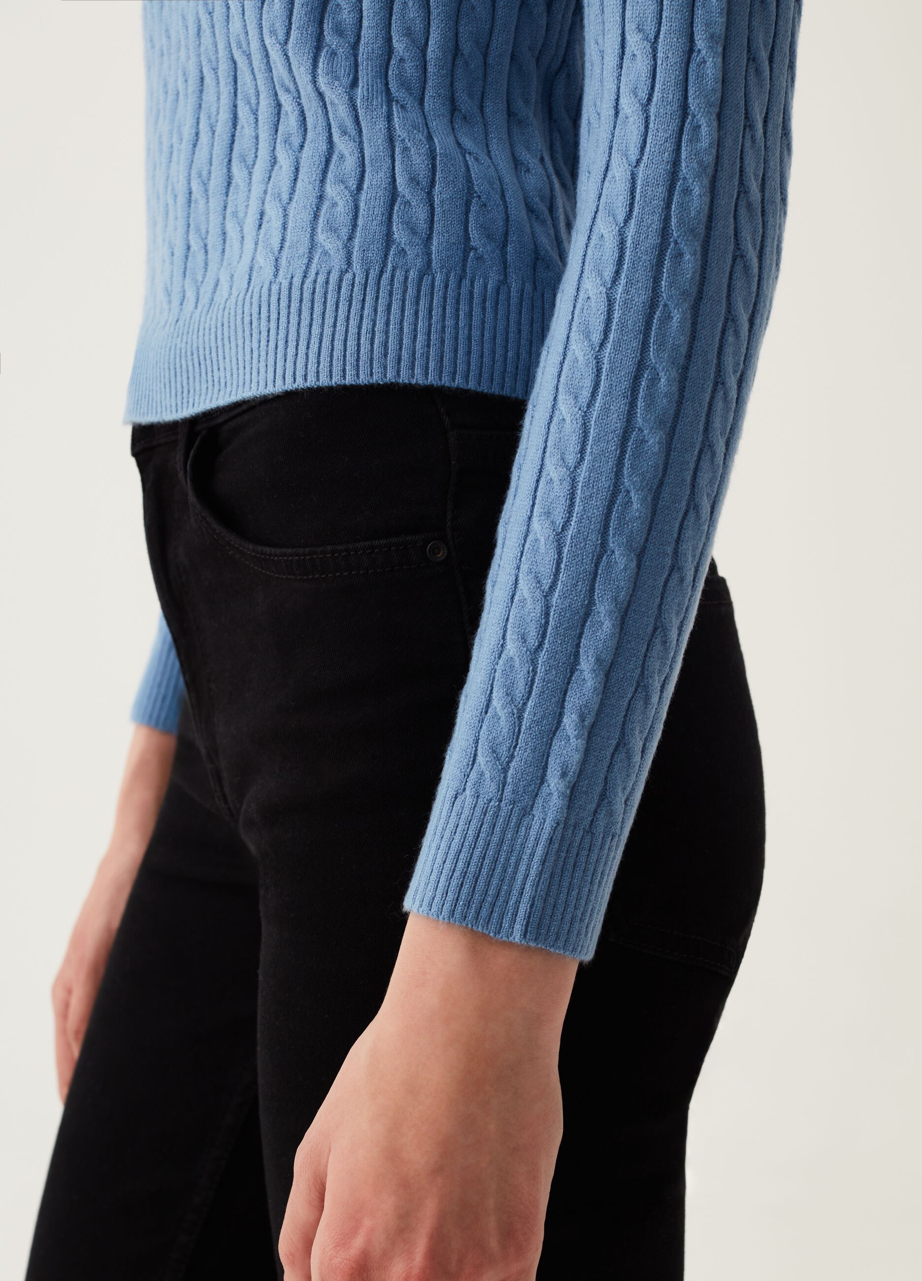 Pullover with round neck and ribbed design