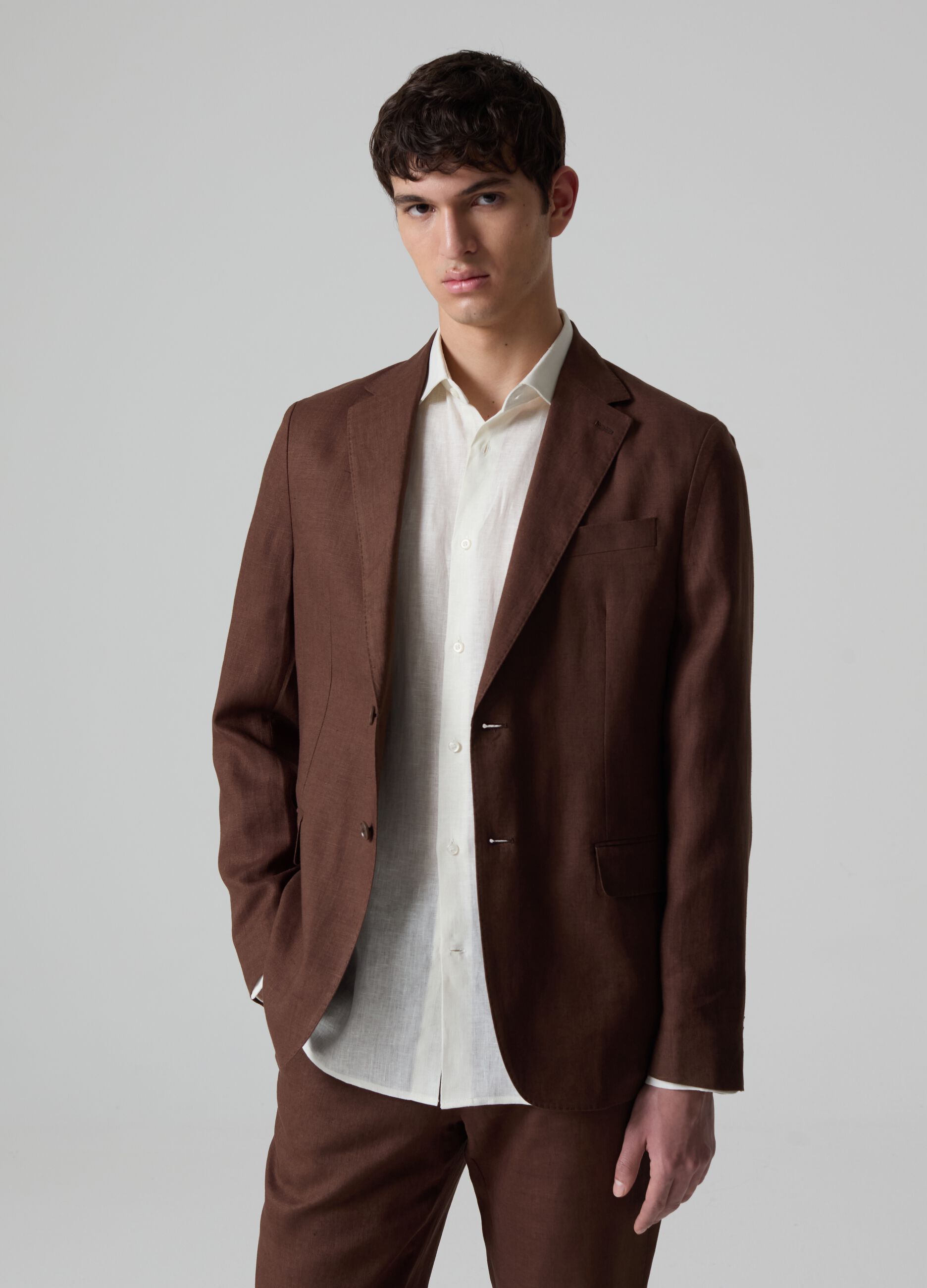 Contemporary single-breasted blazer in linen