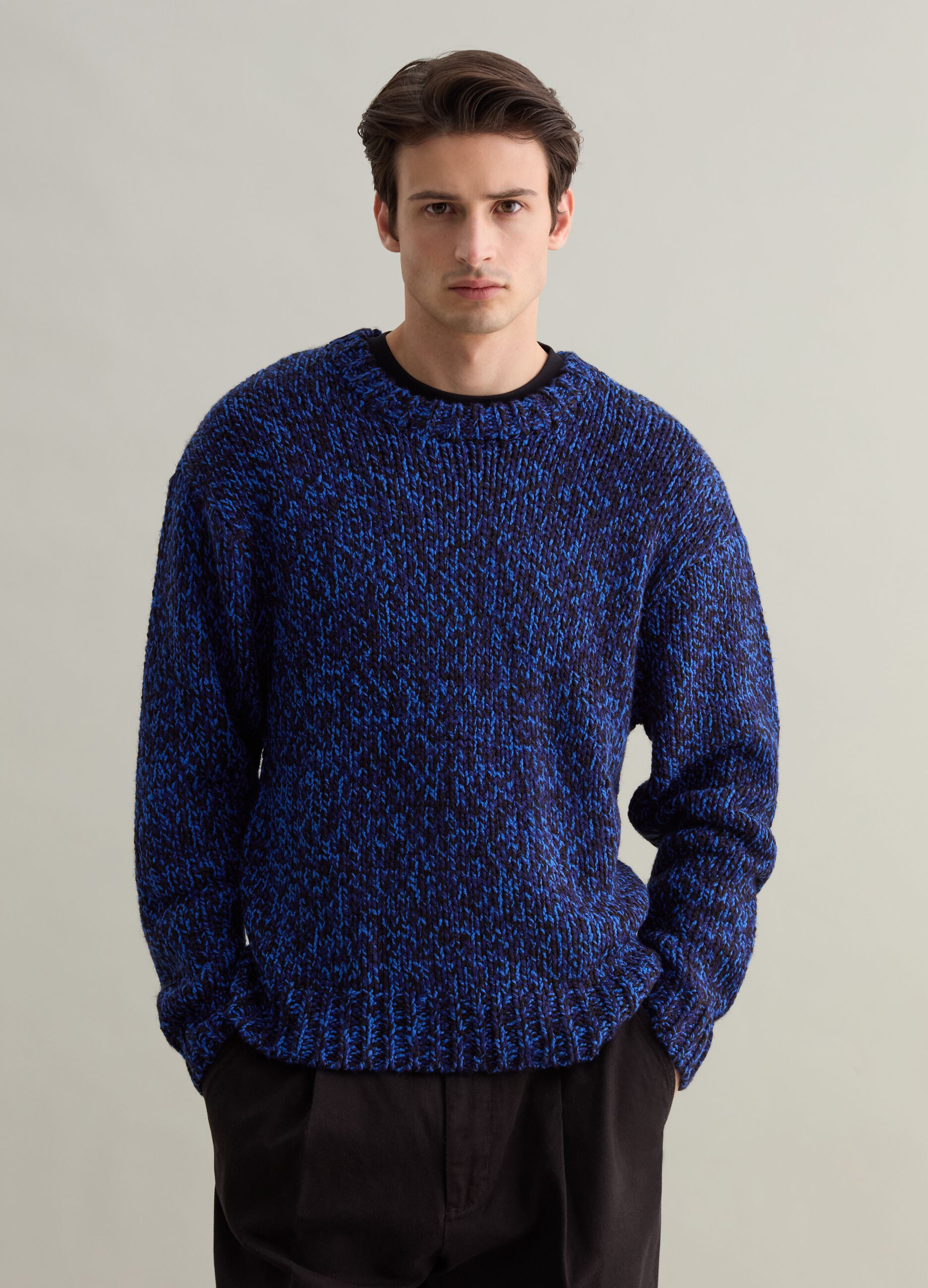 Pullover with two-tone twist effect design