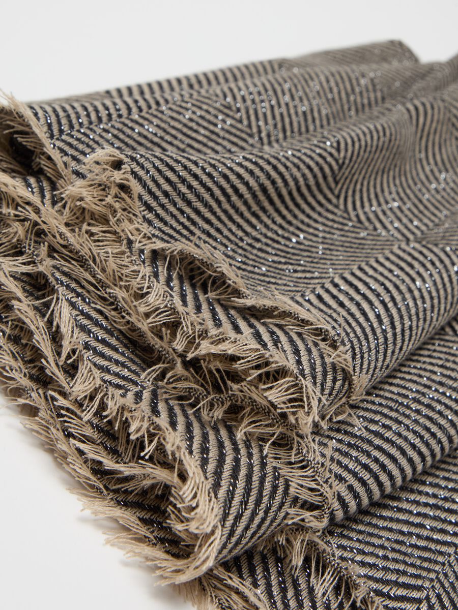 Fringed scarf with herringbone design_1