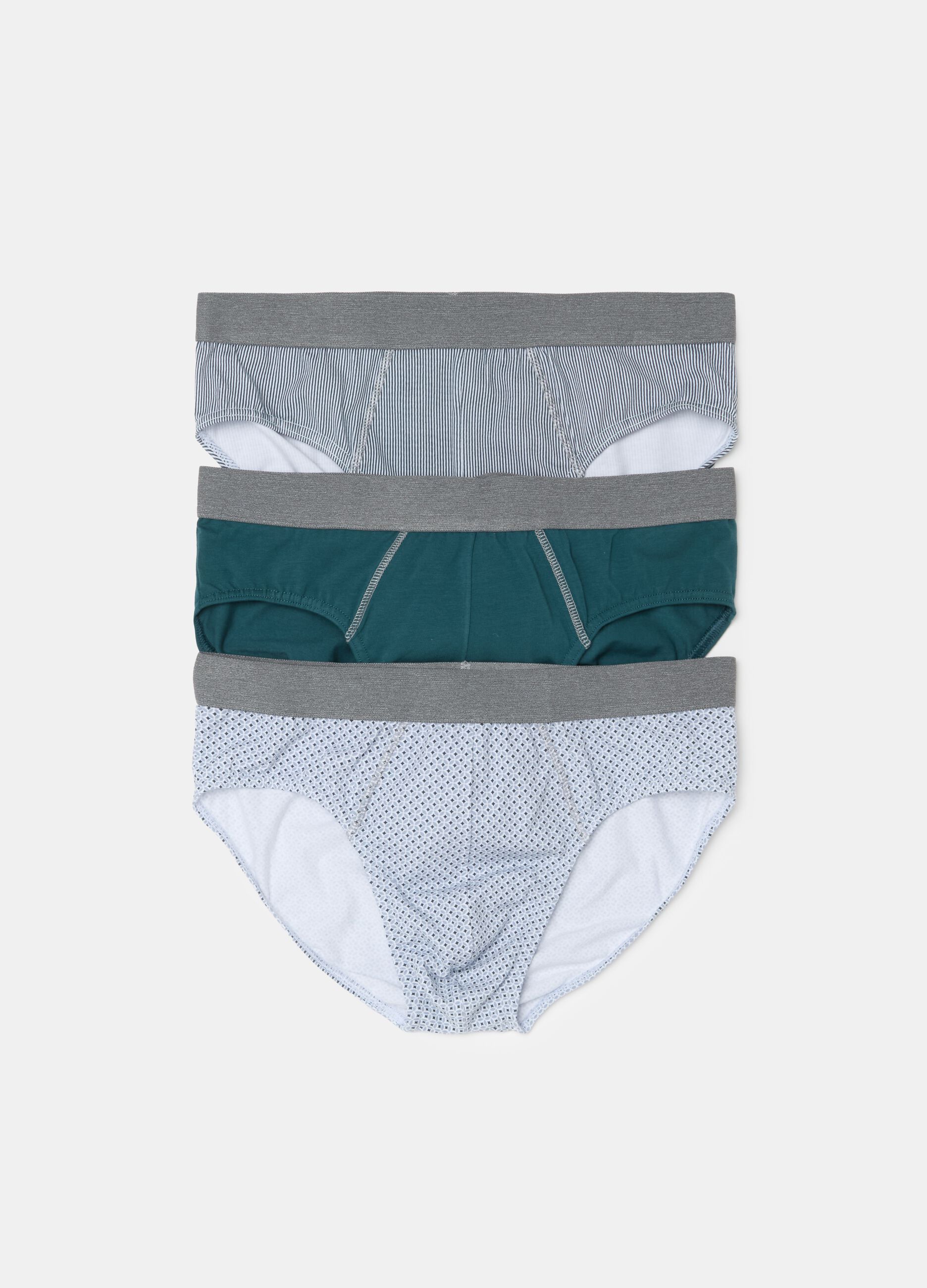 Three-pack briefs with external elastic and pattern