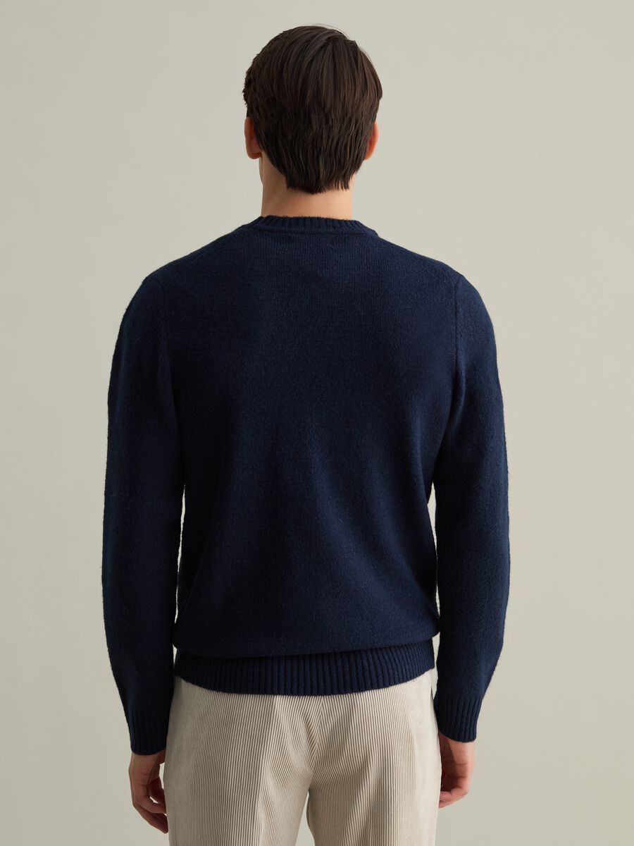 Contemporary pullover with round neck_2