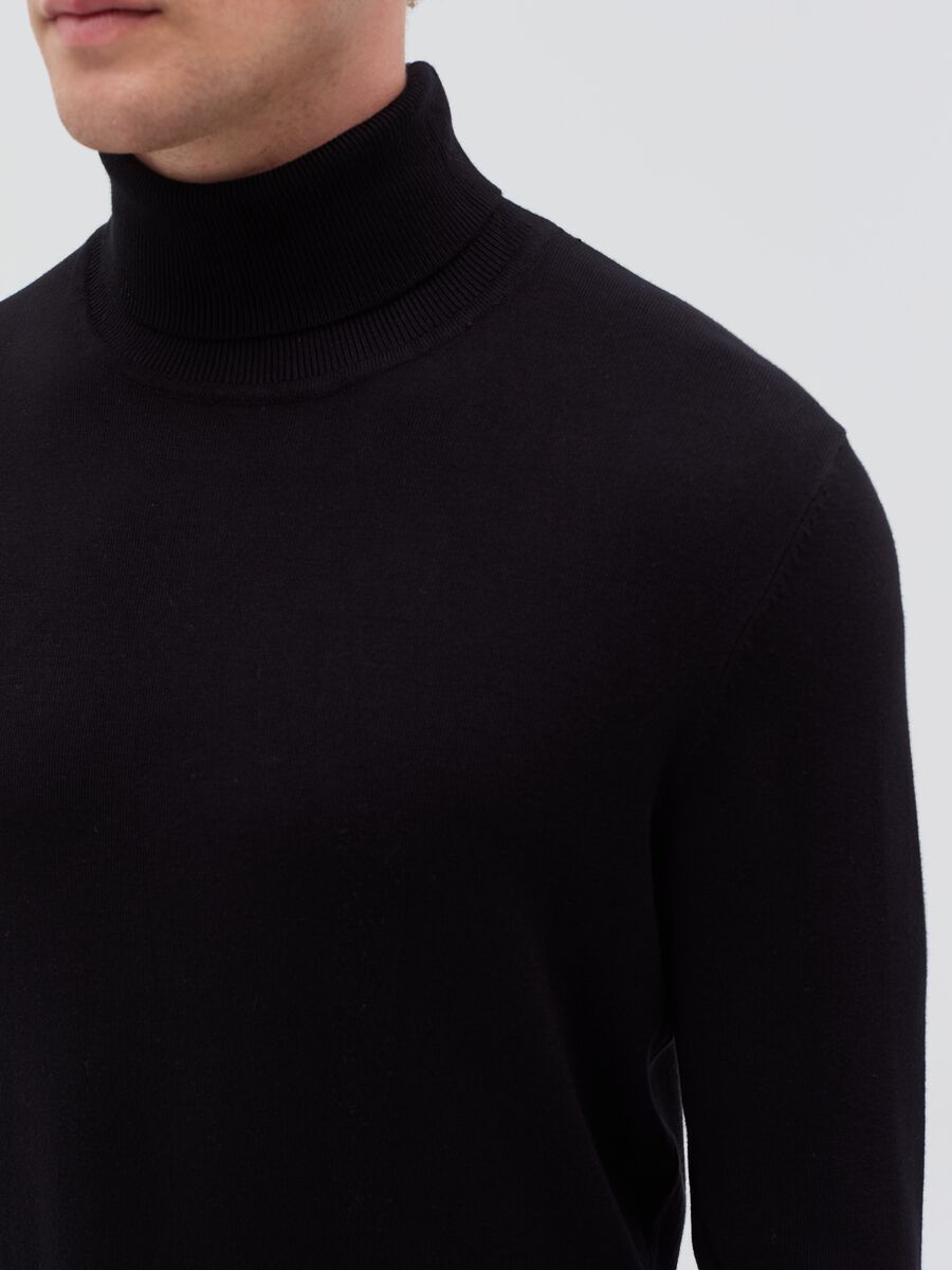 Pullover with high neck_3