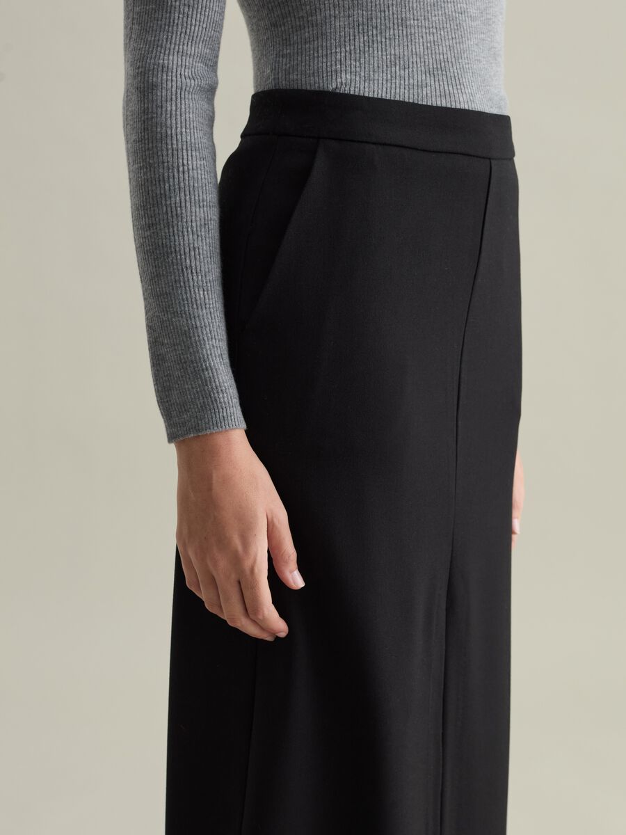 Contemporary midi skirt with split_3