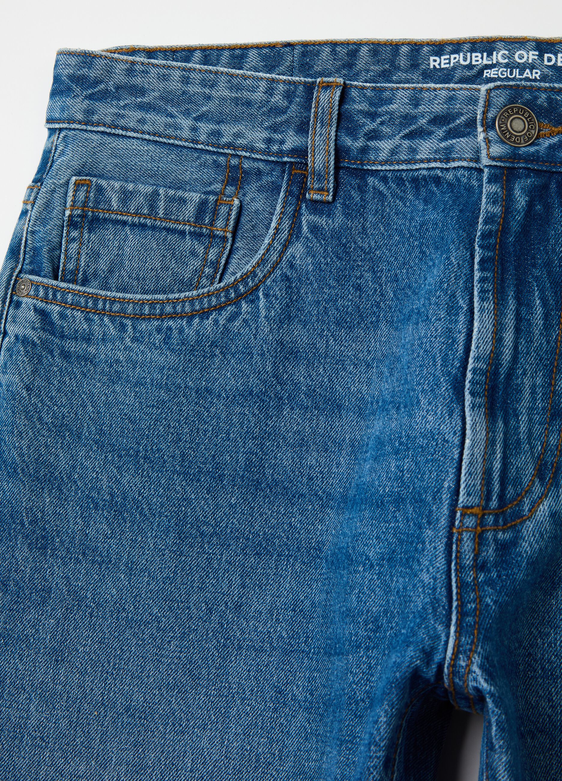 Regular fit jeans with discolouring