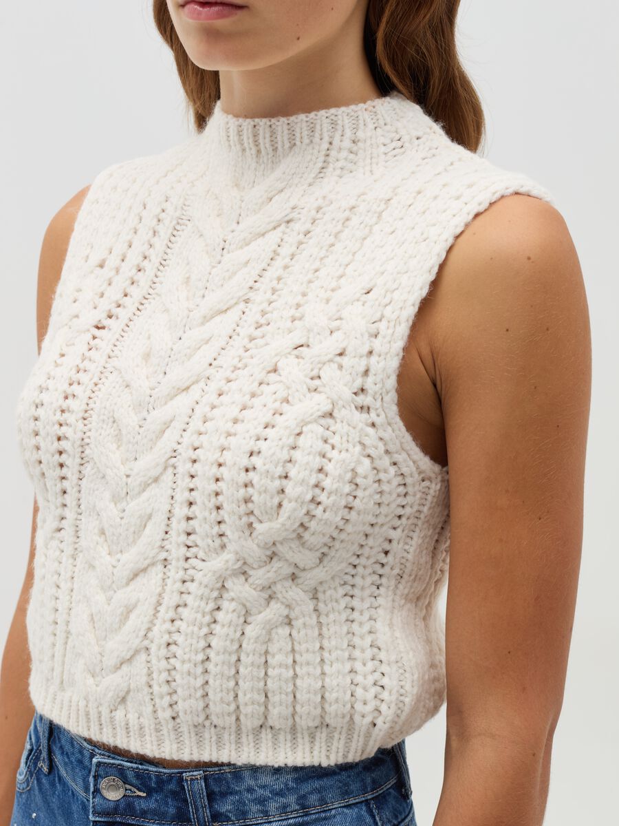 Closed gilet with cable-knit design_3