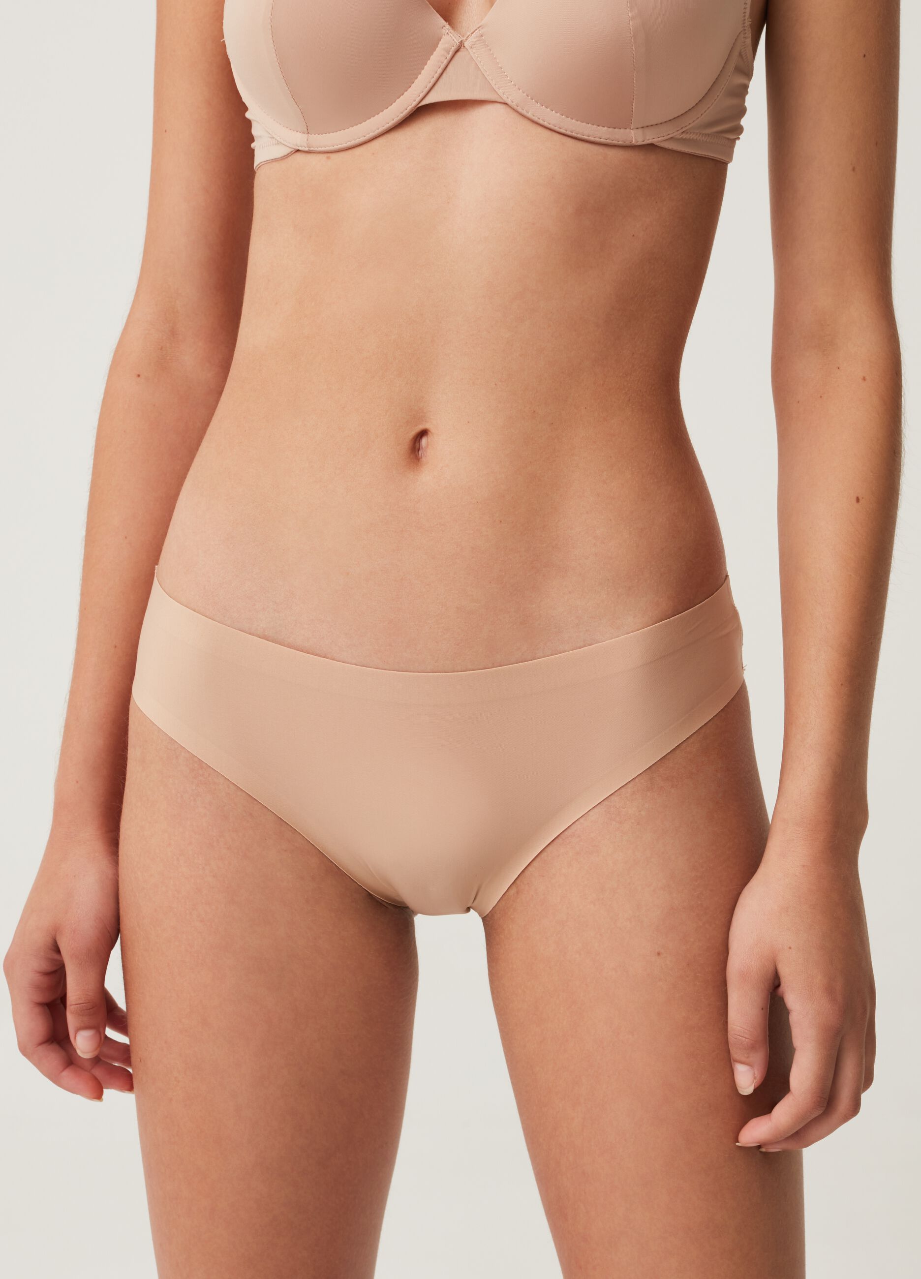 Briefs in seamless microfibre