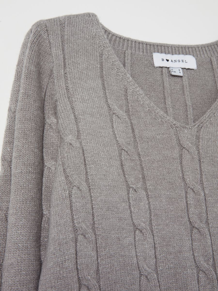 Cable-knit crop pullover with V neck_5