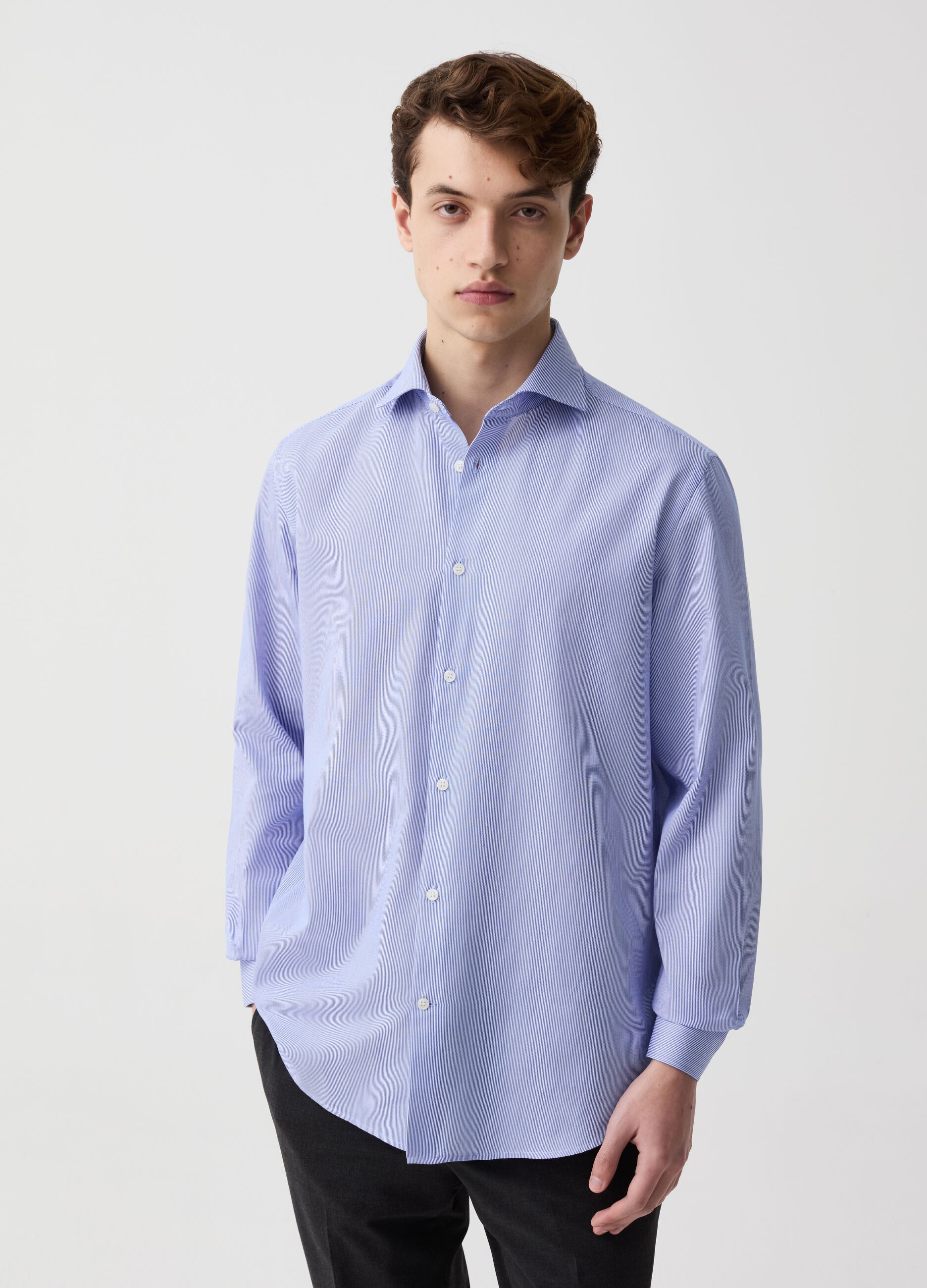 Regular-fit easy-iron shirt with thin stripes