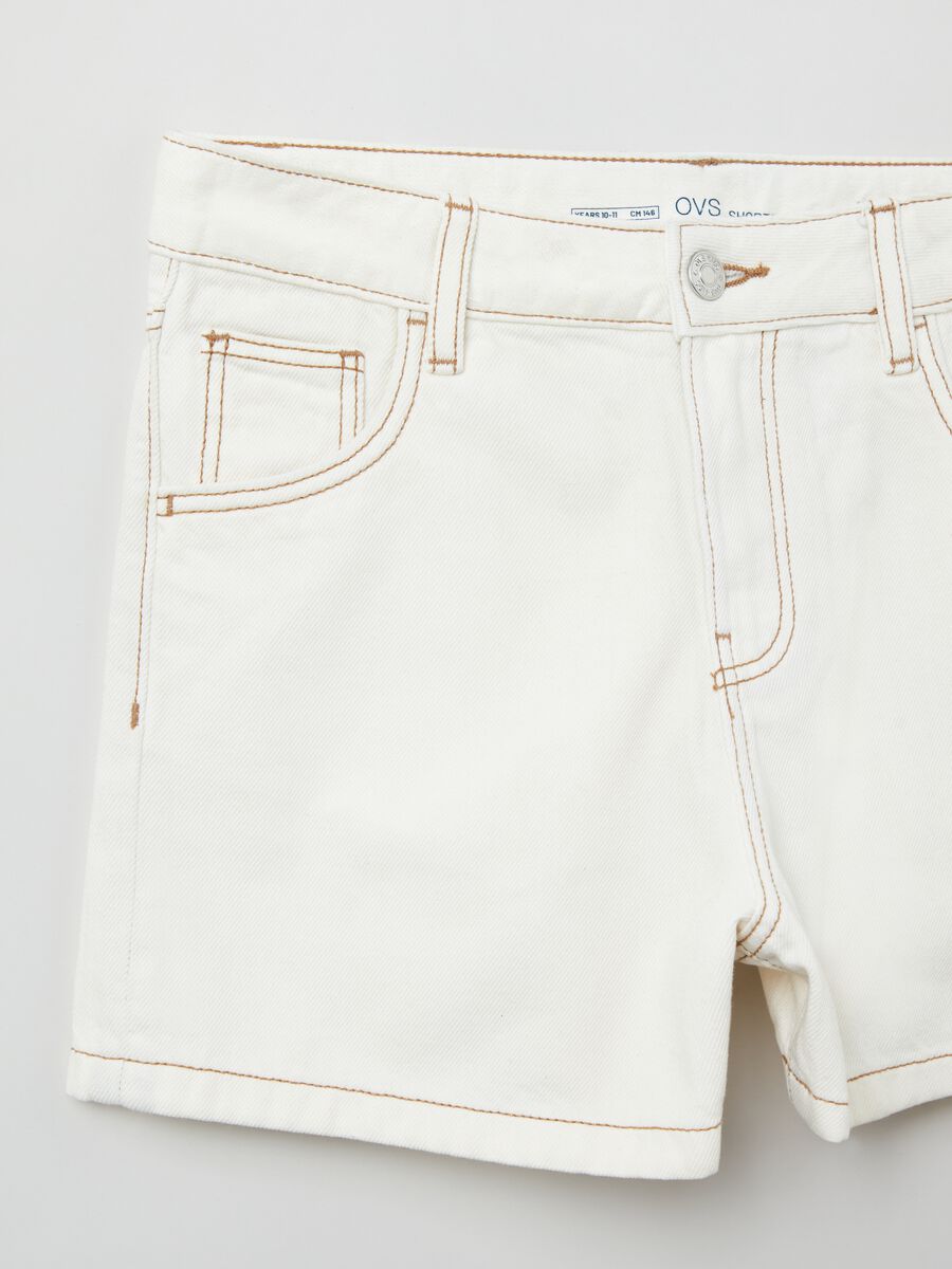 Denim shorts with contrasting stitching_2