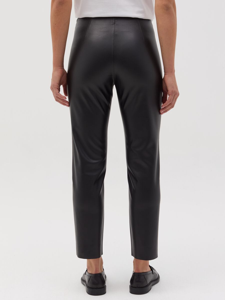 Shiny-effect cropped leggings_3