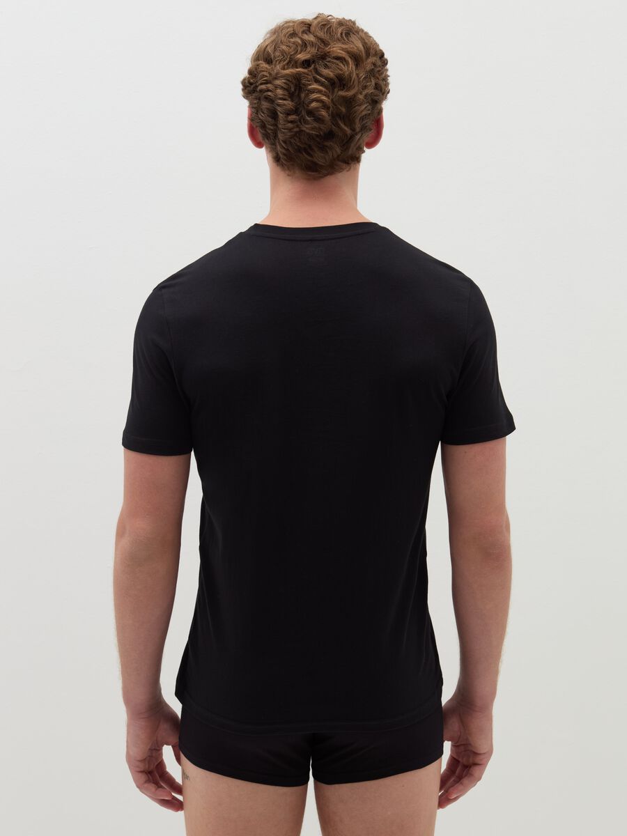 Organic cotton undershirt with V neck_2