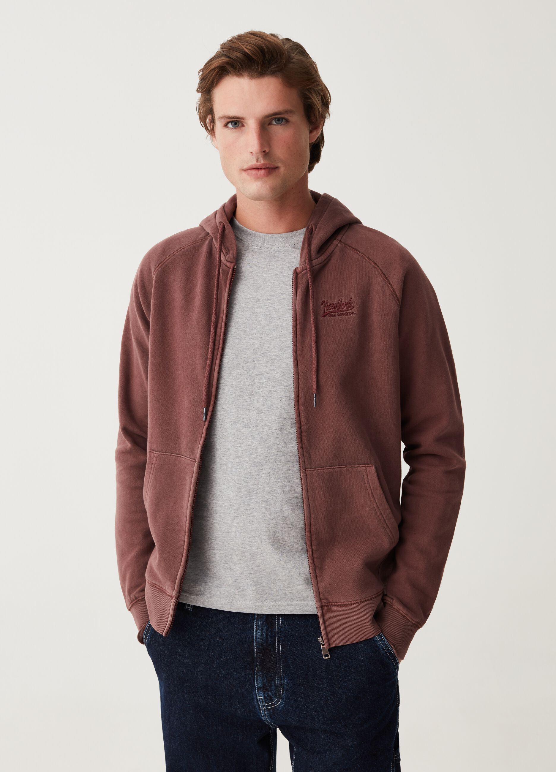 Full-zip con cappuccio e ricamo logo