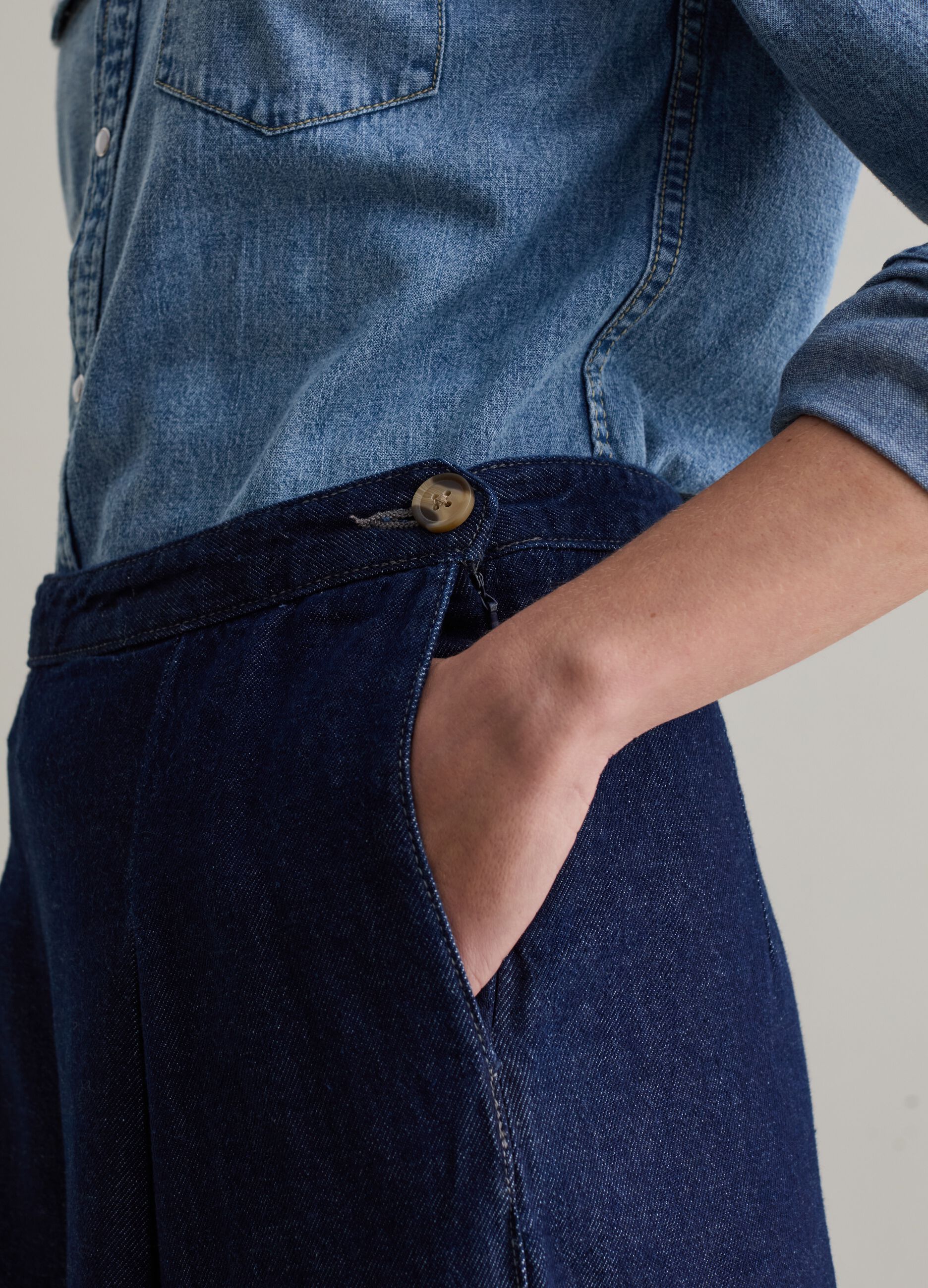 Relaxed-fit tailored jeans with darts