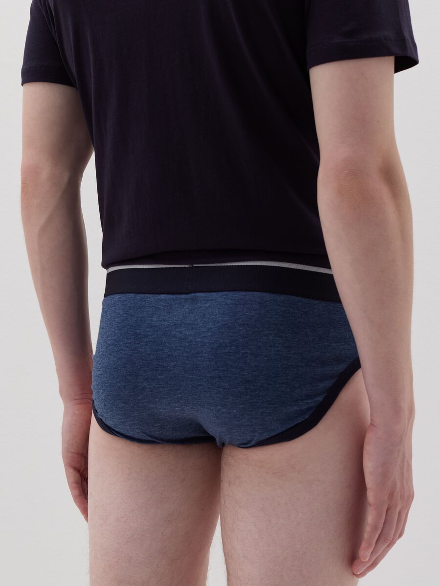 Three-pack briefs with contrasting piping_3