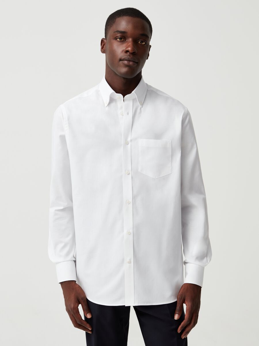Camisa regular fit de algodón con bolsillo_0