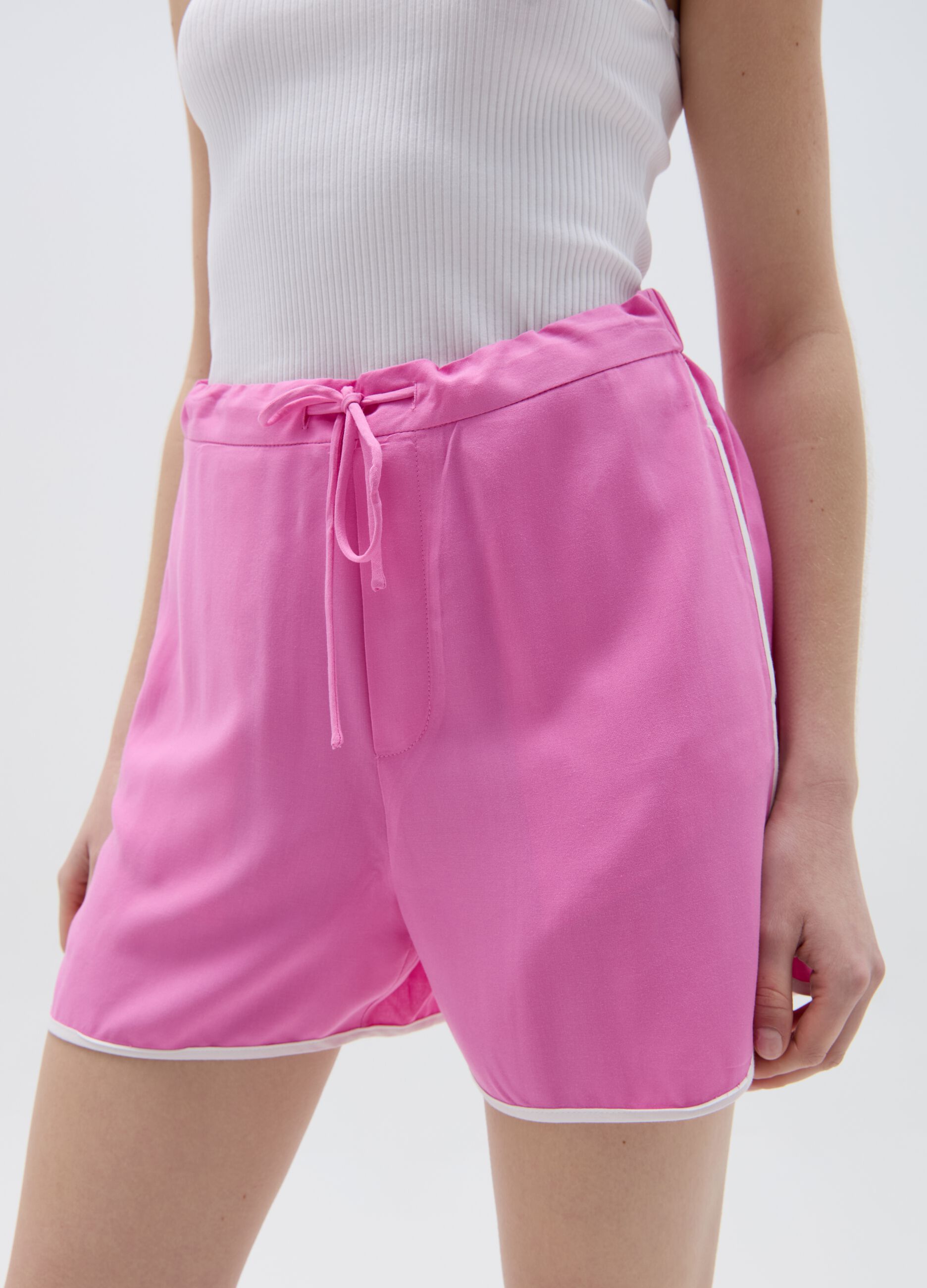 Viscose shorts with contrasting edging