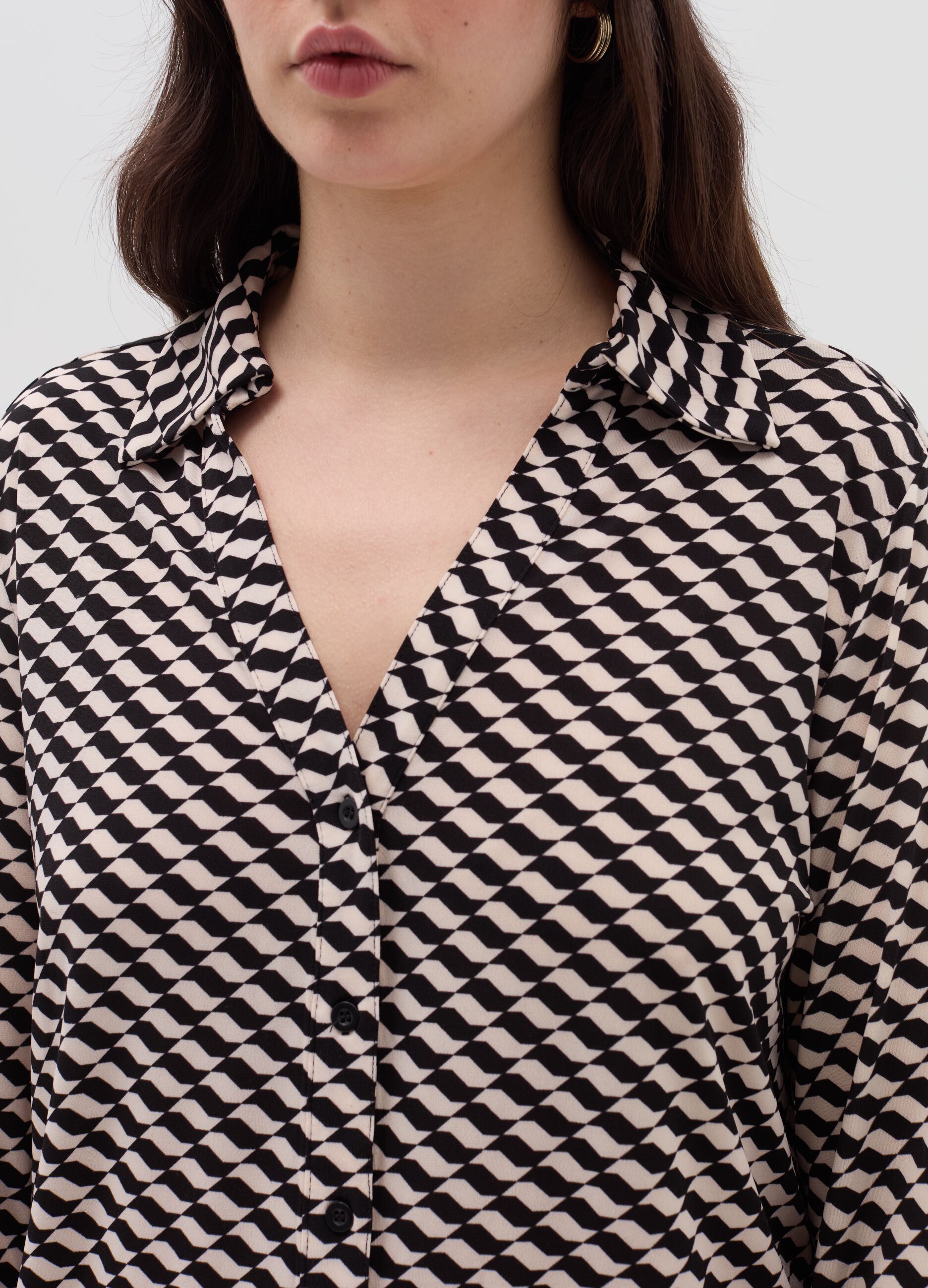 Curvy shirt with optical pattern