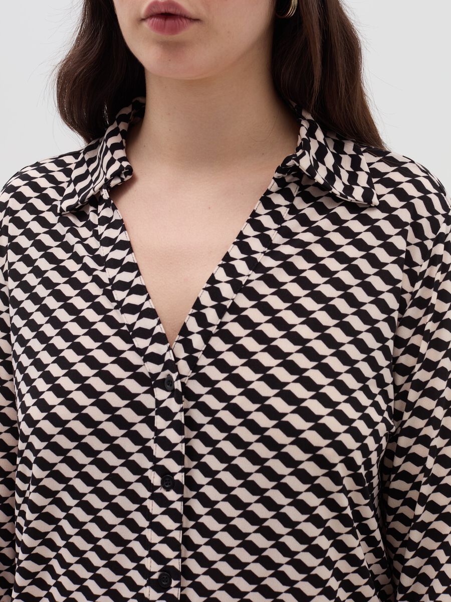 Curvy shirt with optical pattern_2