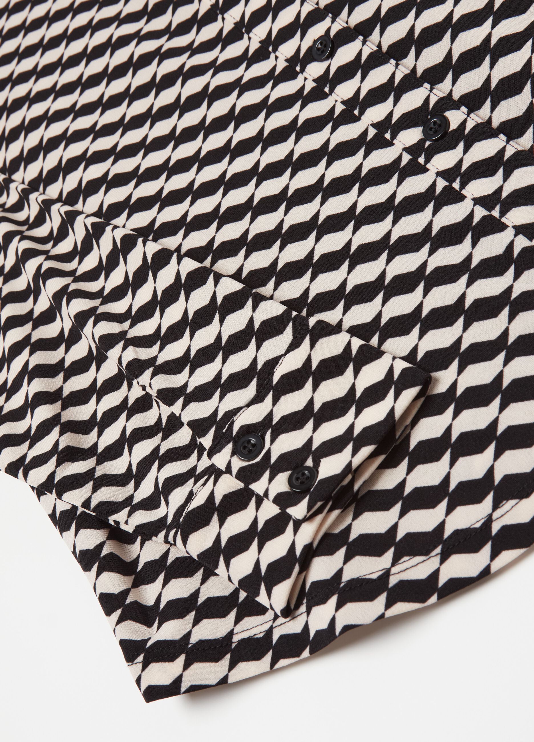 Curvy shirt with optical pattern