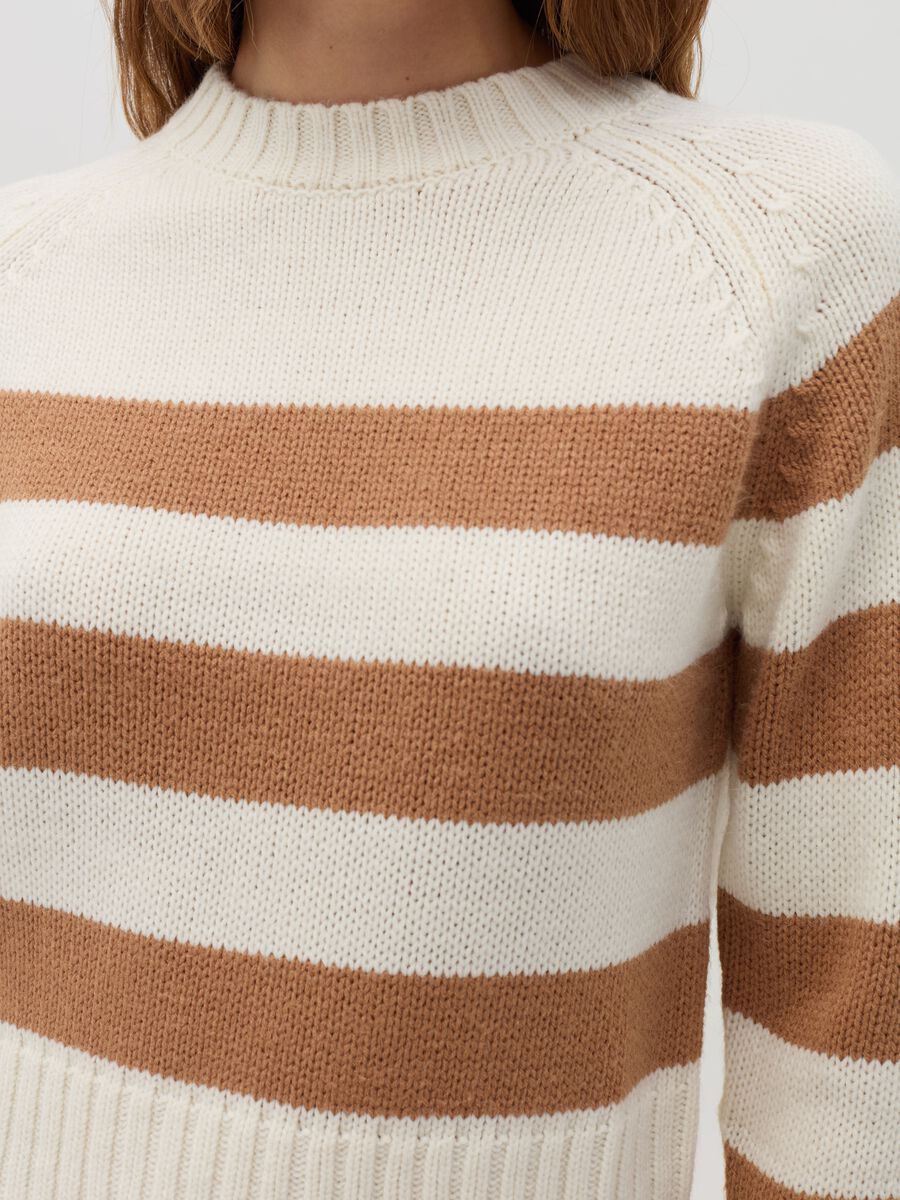 Striped pullover with raglan sleeves_3