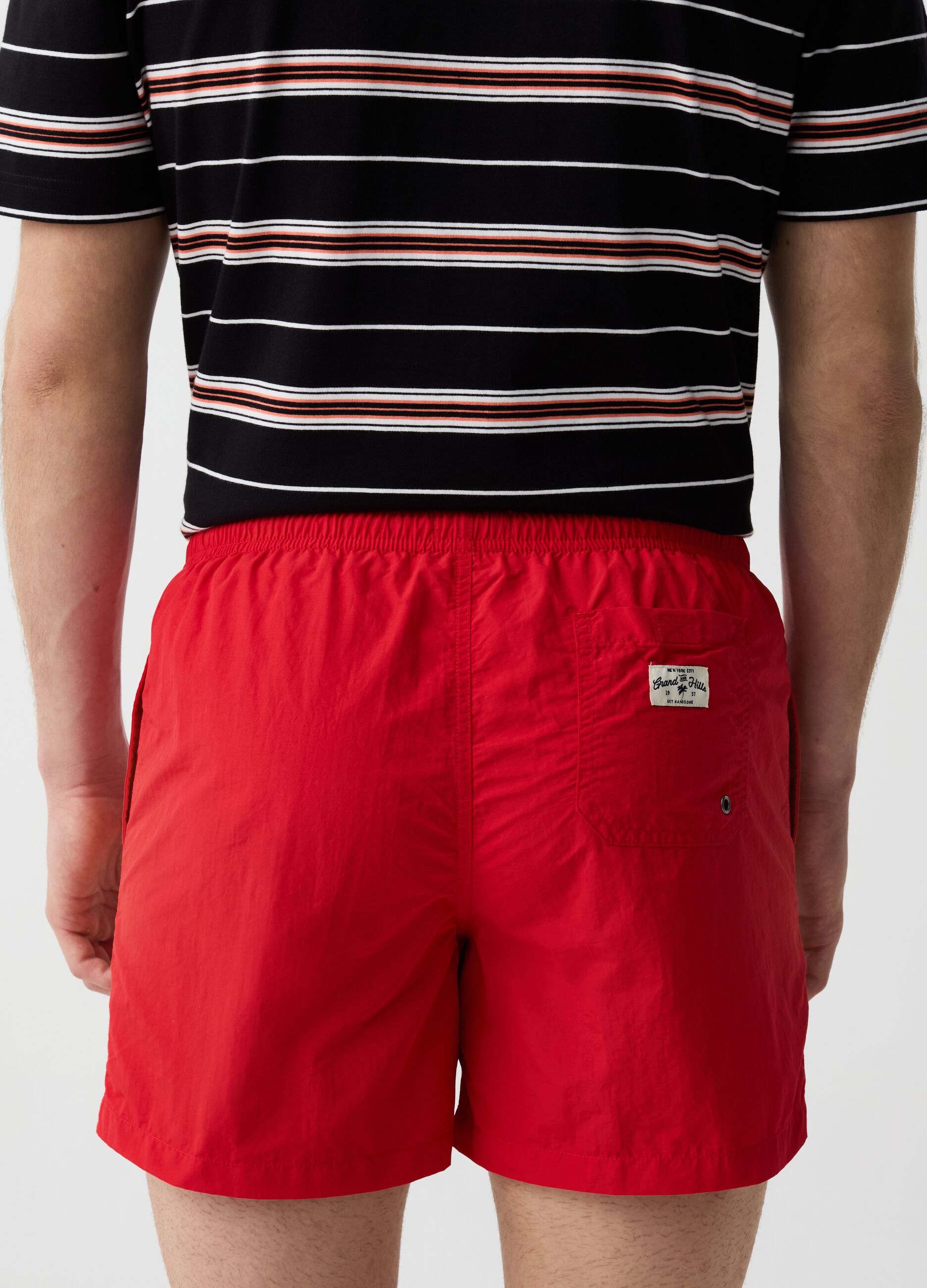 Swimming trunks with solid colour drawstring