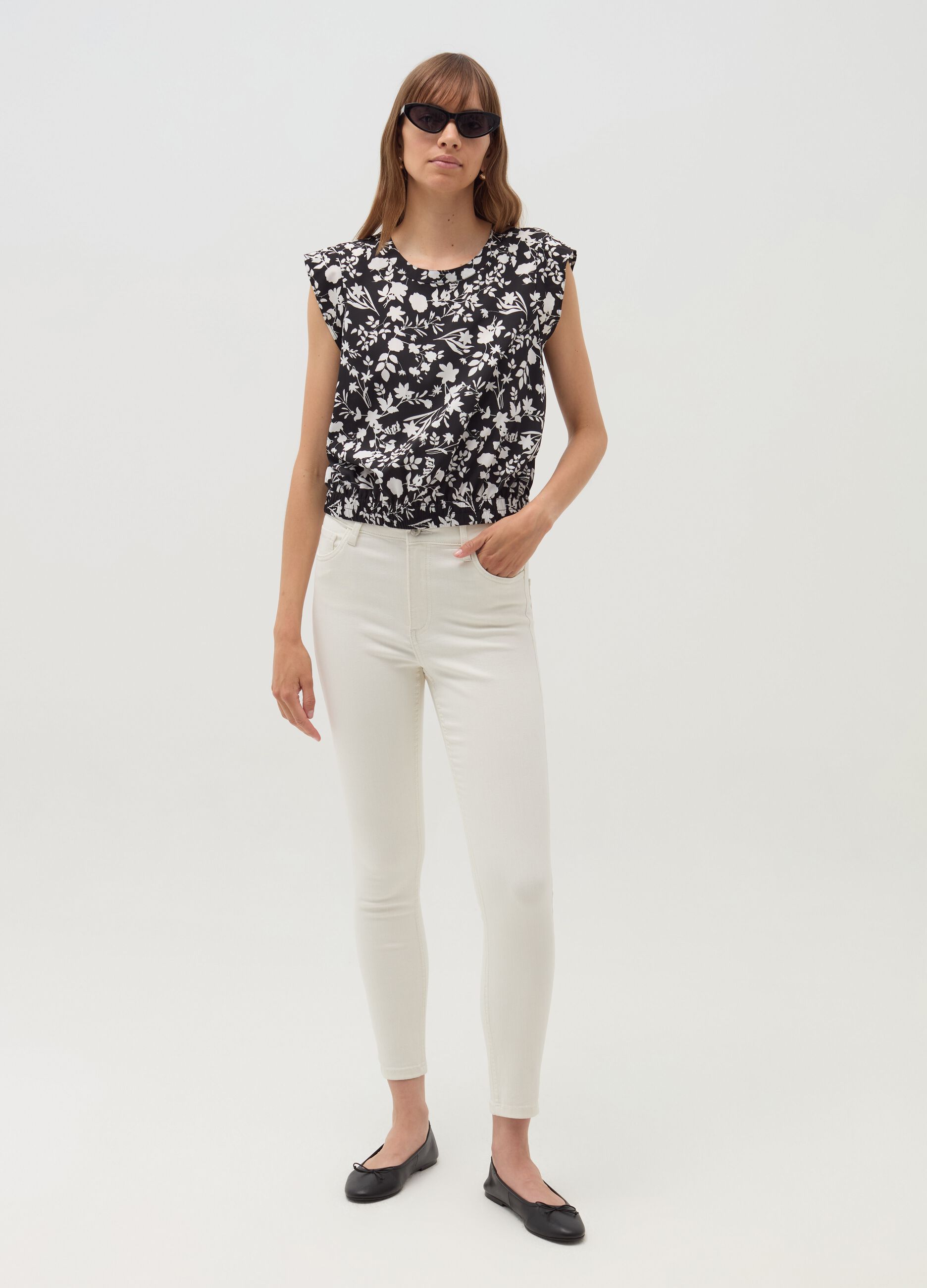 Sleeveless blouse with patterned flounce