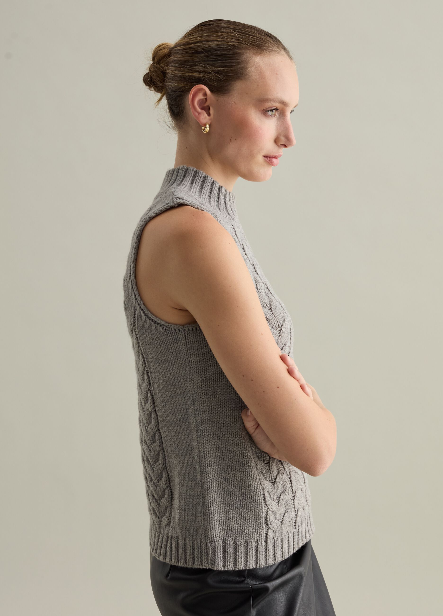 Contemporary closed cable-knit gilet