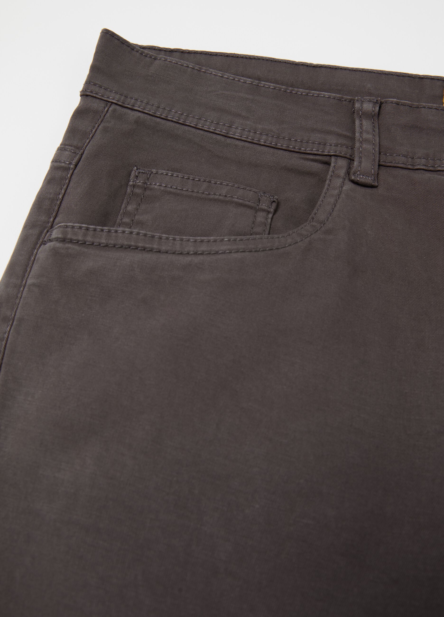 Pantaloni slim fit cinque tasche